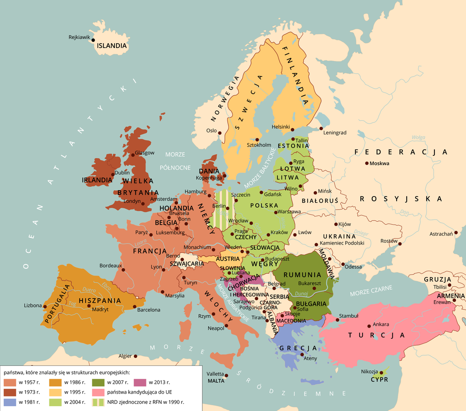 Mapa polityczna Europy przedstawiająca etapy rozszerzania struktur europejskich (Unii Europejskiej) na przestrzeni lat. Kolorystyka mapy odpowiada poszczególnym etapom akcesyjnym oraz statusowi państw kandydujących. Główne elementy mapy: Podział na kolory (według legendy):Odcienie pomarańczowe i czerwone (Europa Zachodnia i Północna): Kraje, które dołączyły w latach 1957 (kraje założycielskie, m.in. Francja, Włochy, Niemcy), 1973 (Wielka Brytania, Irlandia, Dania), 1981 (Grecja) oraz 1986 (Hiszpania, Portugalia). Jasny żółty (Europa Północna i Środkowa): Państwa, które przystąpiły w 1995 roku (Szwecja, Finlandia, Austria). Jasny zielony (Europa Środkowo‑Wschodnia): Wielkie rozszerzenie z 2004 roku, obejmujące m.in. Polskę, Czechy, Słowację, Węgry, Litwę, Łotwę, Estonię oraz Cypr i Słowenię. Ciemny zielony: Kraje, które dołączyły w 2007 roku (Rumunia, Bułgaria). Fioletowy: Chorwacja, która przystąpiła w 2013 roku. Różowy: Państwa kandydujące do UE, w tym Macedonia Północna i Turcja.