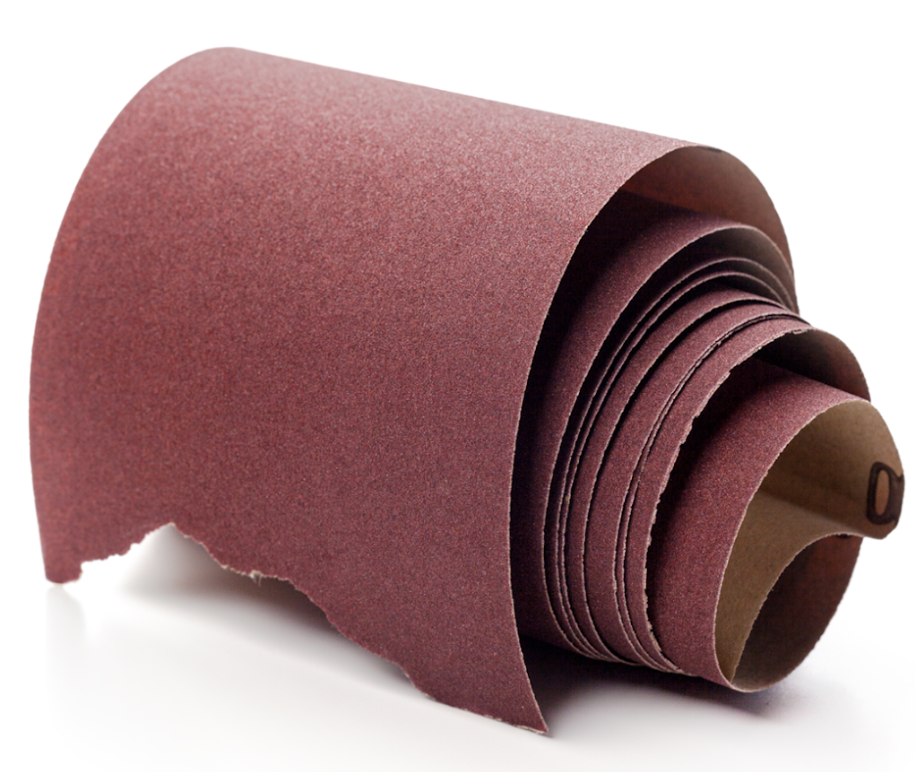 lustracja przedstawia rolkę papieru ściernego. Rolka jest wąska i pokryta drobnym ziarnem. Brzeg rolki wystrzępiony. 