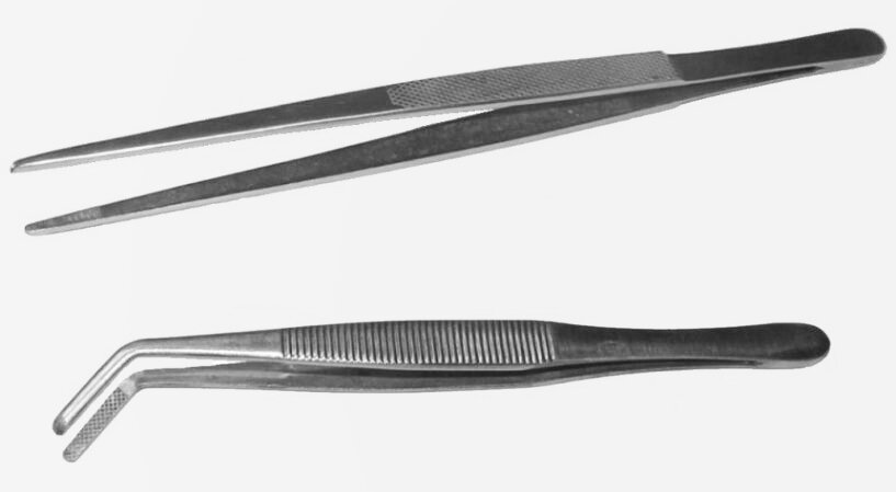 Zdjęcie przedstawia poglądowo dwie pęsety. U góry widać pęsetę prostą. U dołu widoczna jest pęseta zakrzywiona na końcu.