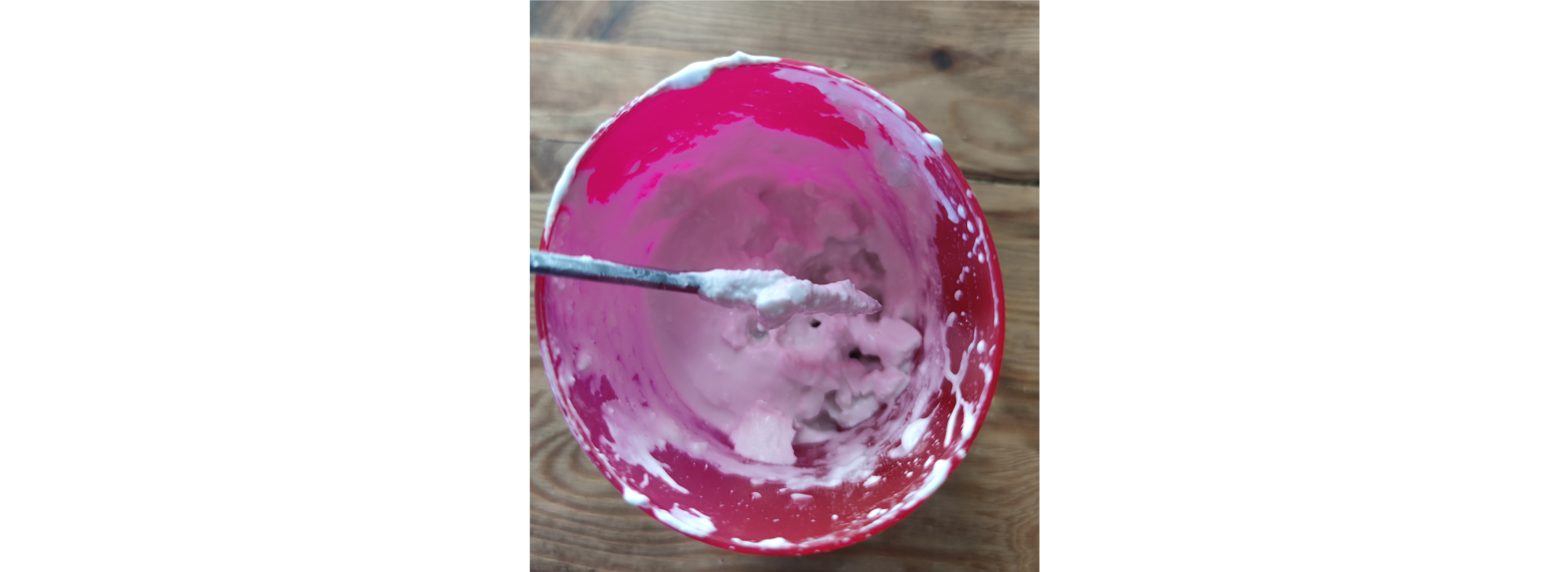 Zdjęcie 16. Przy próbie rozbicia i wyjęcia gipsu, klei się on do dłuta.