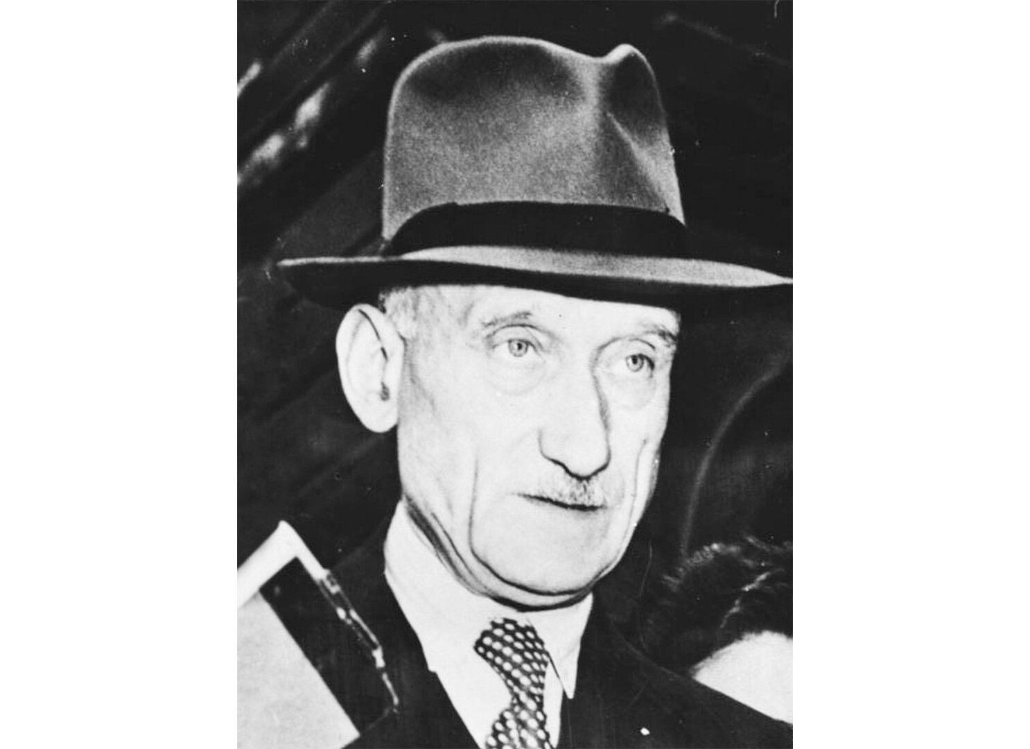 Fotografia czarno-biała przedstawiająca portret Roberta Schumana.