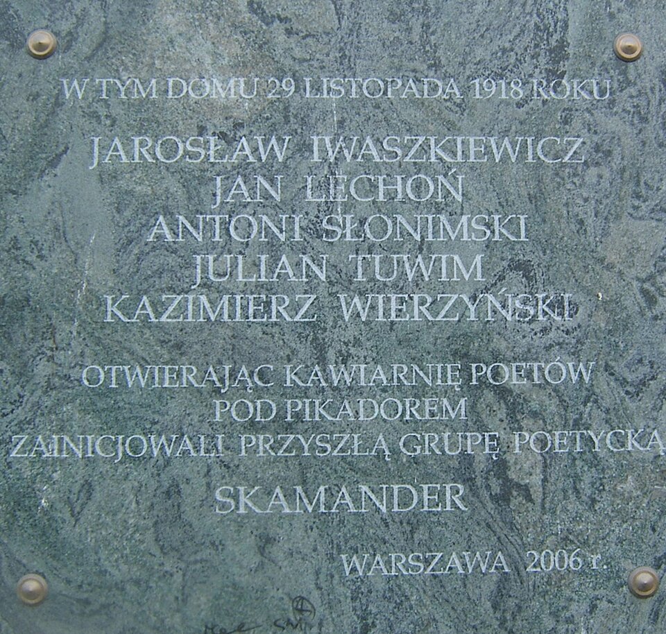 Kliknij, aby powiększyć. Zdjęcie tablicy pamiątkowej zawieszonej na ścianie budynku. Napis: W tym domu 29 listopada 1918 roku Jarosław Iwaszkiewicz, Jan Lechoń, Antoni Słonimski, Julian Tuwim, Kazimierz Wierzyński, otwierając kawiarnię poetów Pod Picadorem zainicjowali przyszłą grupę poetycką Skamander, Warszawa 2006 r.