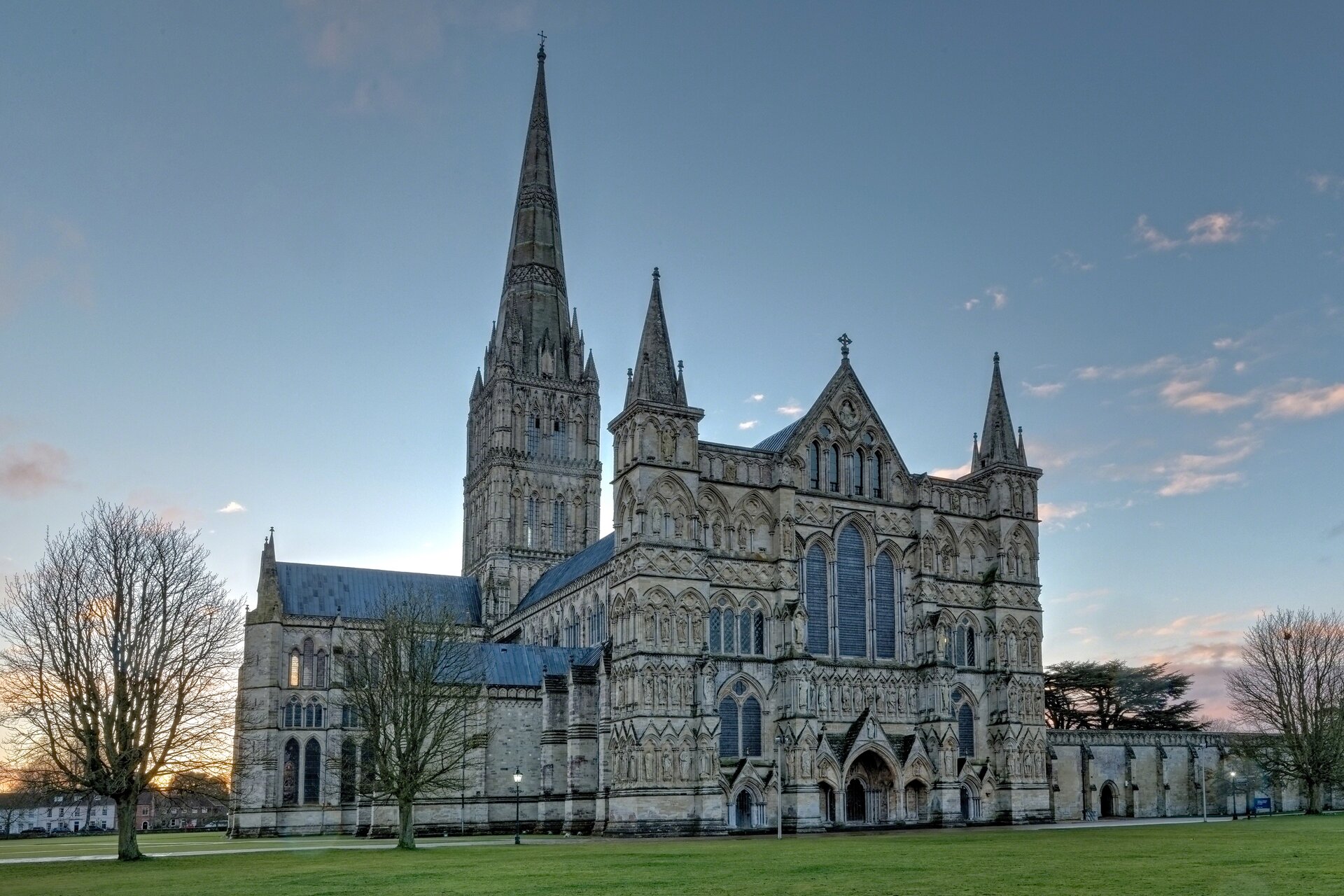 Ilustracja przedstawia bryłę katedry w Salisbury.