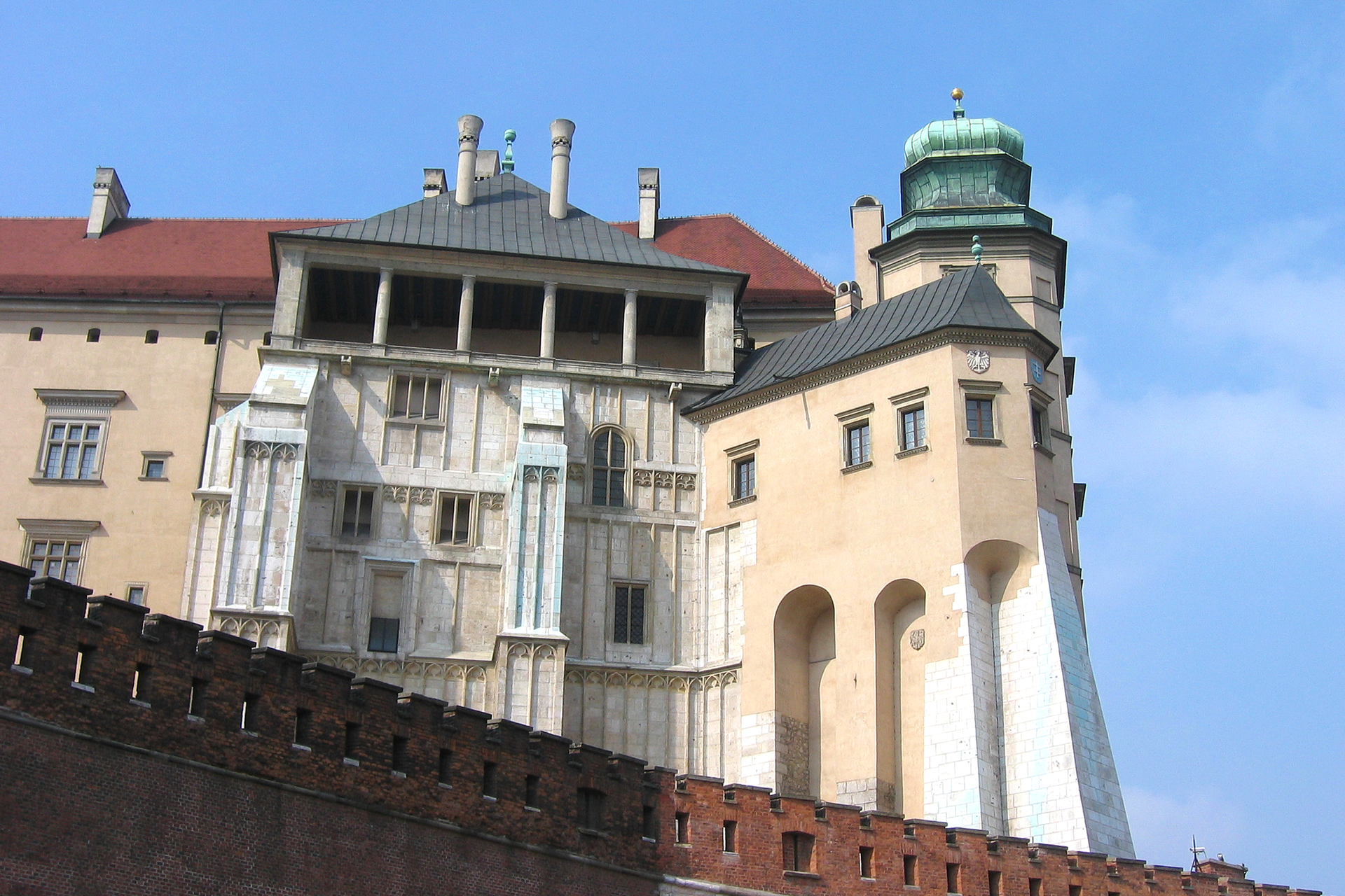 Zdjęcie przedstawia wschodnie skrzydło Zamku Królewskiego na Wawelu wraz z jego podporą, wieżą zwaną Kurzą Stopką po prawej stronie. Według przekazów, wieża była siedzibą Michała Sędziwoja, alchemika i odkrywcy tlenu.