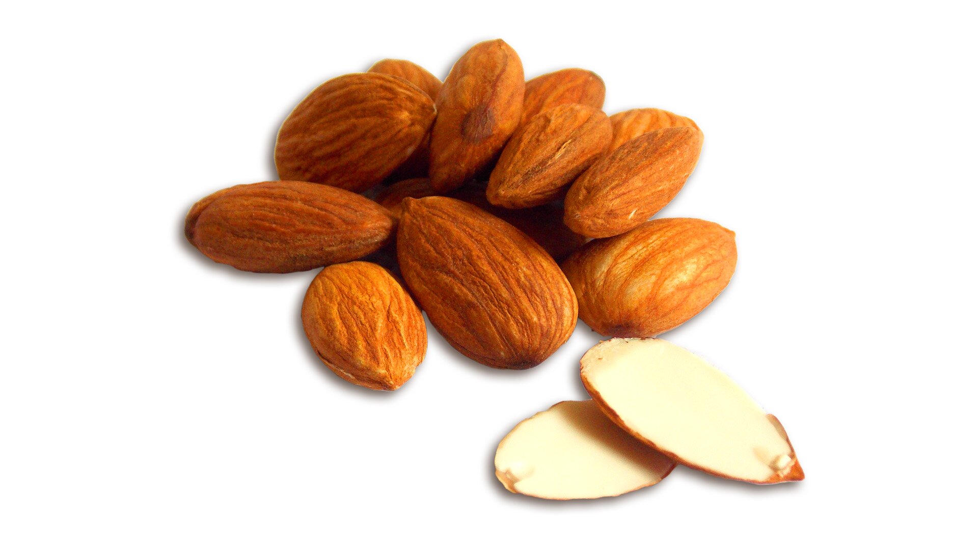 Zdjęcie przedstawia migdały. Widoczne jest kilkanaście całych migdałów w łupinach, przed którymi widoczny jest jeden rozłupany na  pół migdał.