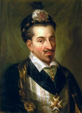 Obraz przedstawiający  portret Marcello Bacciarelli, Henryk III z Francji. Jest to człowiek o ostrych rysach  z wydatnym nosem, małymi oczami oraz wąsem i bródką. Ubrany w czapkę bogato zdobioną oraz białą koszulę, kamizelkę i czarny surdut. Na piersiach ma medal zawieszony na szerokiej taśmie.