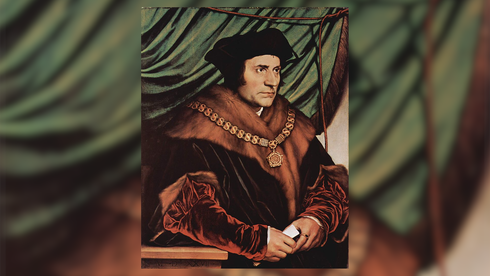 Na obrazie jest portret Thomasa Moore'a. Mężczyzna jest dojrzały, ma krótkie włosy wychodzące spod nakrycia głowy. Mężczyzna ubrany jest w strój przypominający togę, obszyty jest futrem. Na ramionach mężczyzna ma zawieszony masywny łańcuch z zawieszką.