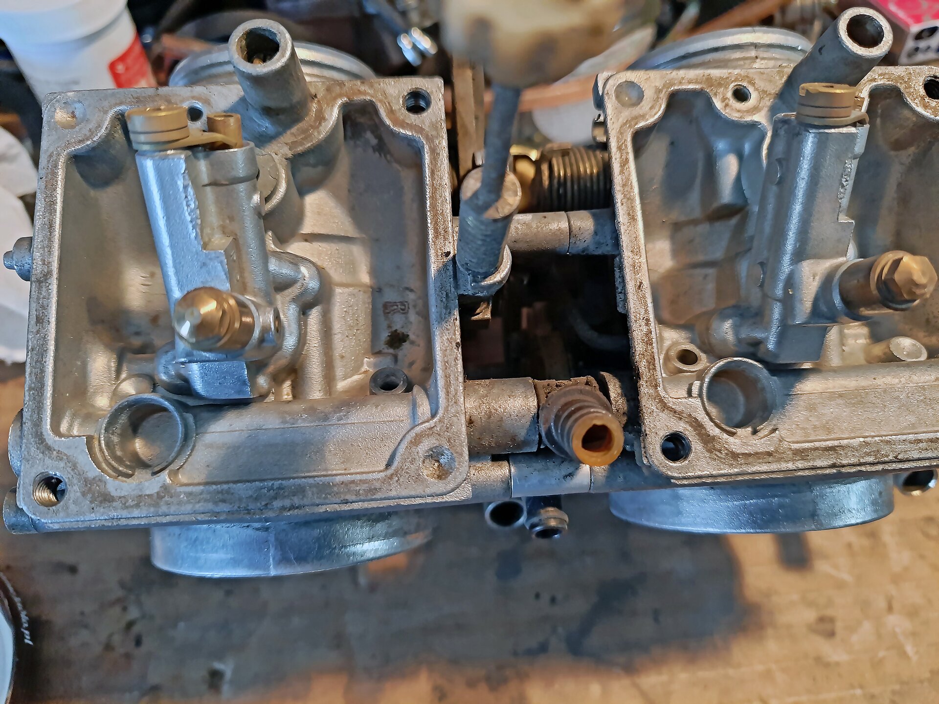 Na ekranie przedstawiono dysze główne i dysze wolnych obrotów.