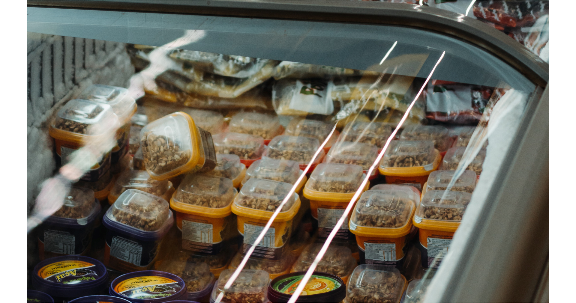 Zdjęcie przedstawia lody znajdujące się w przezroczystej zamrażarce.