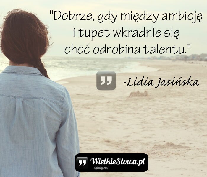 Ilustracja przedstawia młodą kobietę, której twarzy nie widać. Jest uczesana w warkocz w kolorze ciemnobrązowym i ma na sobie jasną, dżinsową koszulę. Patrzy na morze, które widać w oddali. Stoi na plaży, która jest pusta. Pora roku prawdopodobnie - wiosna.