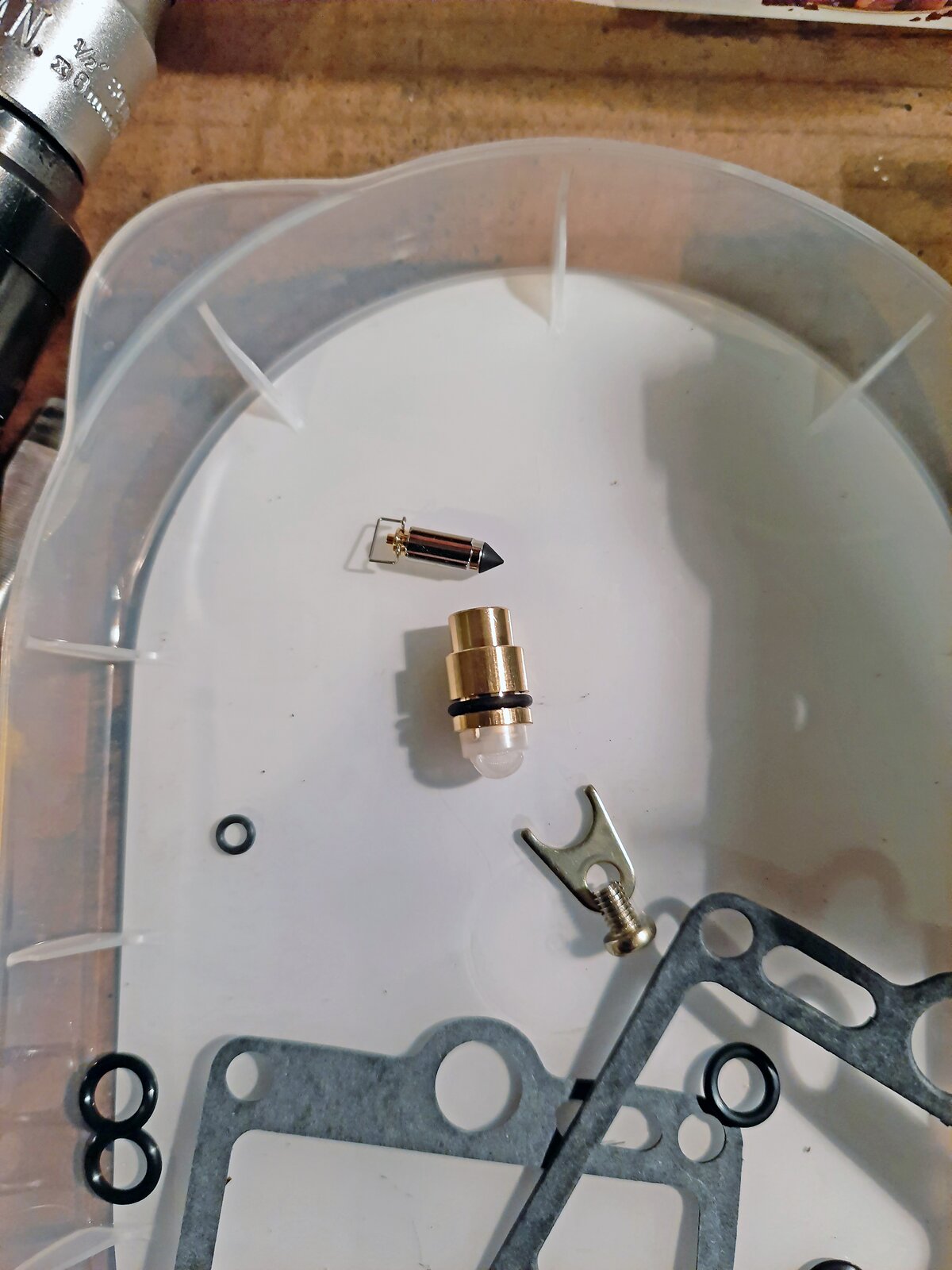 Na ekranie przedstawione iglica i korpus zaworka iglicowego gaźnika.