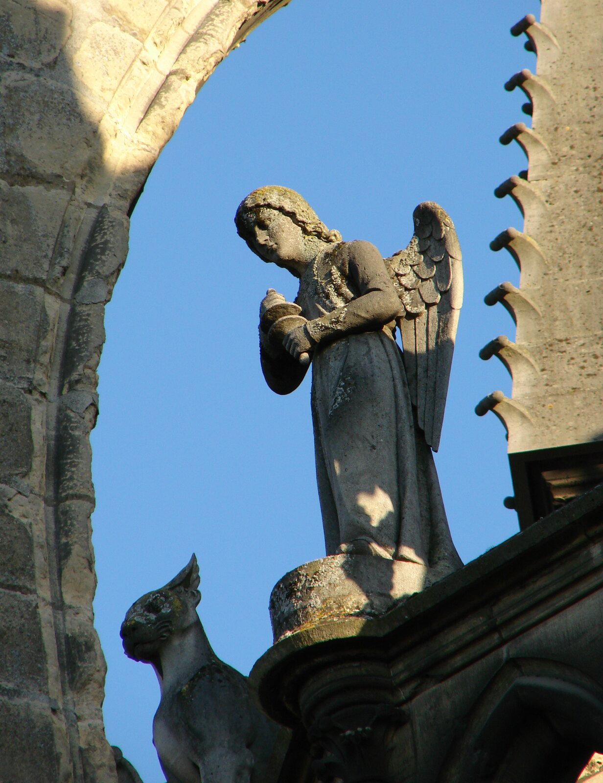 Rzeźba anioła Rzeźba anioła Źródło: pierwsza połowa XIII wieku, katedra w Reims, licencja: CC BY-SA 3.0.
