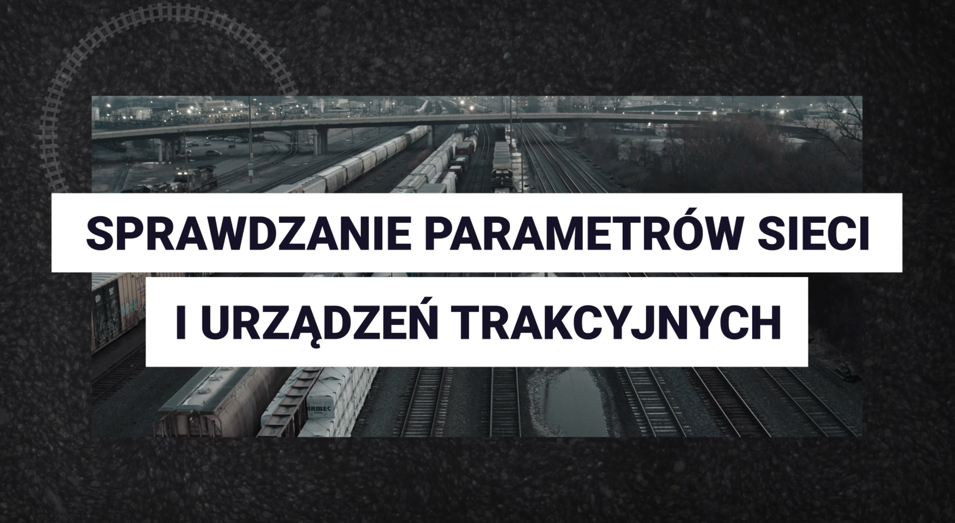 Zrzut ekranu przedstawia klatkę z filmu edukacyjnego, na której widoczny jest tytuł Sprawdzanie parametrów sieci i urządzeń trakcyjnych. W tle widać pociągi stojące na torowisku. W dolnej części ekranu znajdują się przyciski. Od lewej. Przycisk odtwórz, wstrzymaj. Następnie przycisk włączania i wyłączania dźwięku, pasek głośności, ścieżka alternatywna z audiodeskrypcją, napisy, jakość odtwarzania, prędkość odtwarzania, tryb pełnoekranowy.