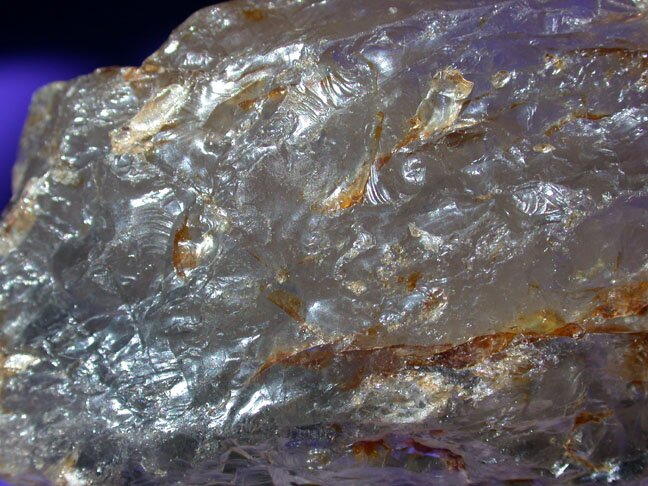 Zdjęcie przedstawia połyskującą jasnoszarą powierzchnię.