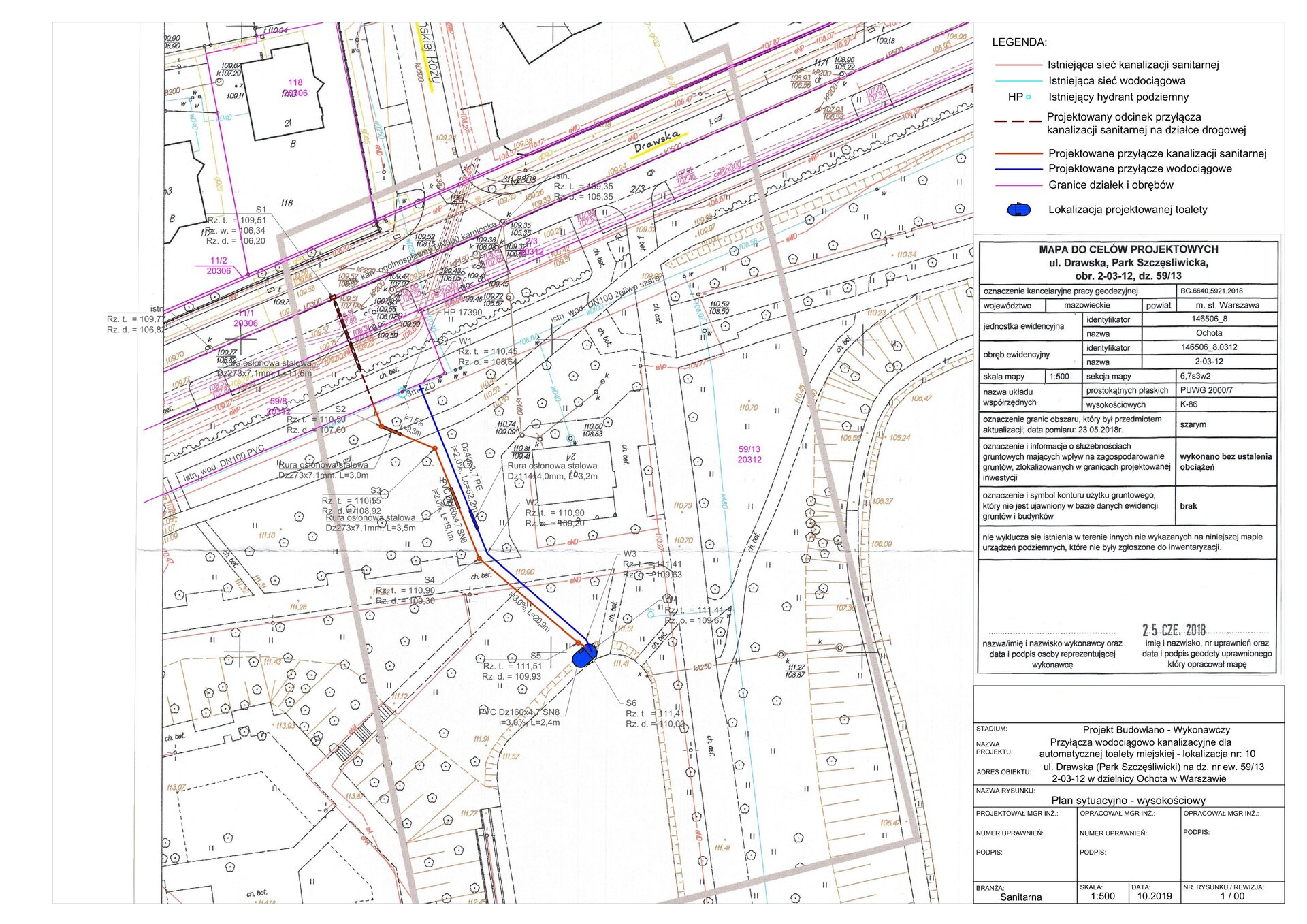 Grafika przedstawia przykładowy plan sytuacyjno‑wysokościowy. Po lewej stronie i pośrodku widoczny kwadrat z planem, na którym zaznaczone są podziały działek, zarysy obiektów, drogi, linie itp., niektóre z nich zaznaczone kolorami. Po prawej stronie, od góry, widoczna jest legenda. Po lewej stronie widoczne są linie i symbole w różnych kolorach, a po prawej ich opisy: linia fioletowa – Istniejąca sieć kanalizacji sanitarne; linia niebieska – Istniejąca sieć wodociągowa; HP – Istniejący hydrant podziemny; brązowa linia przerywana – Projektowany odcinek przyłącza kanalizacji sanitarnej na działce drogowej; linia jasnobrązowa – Projektowane przyłącze kanalizacji sanitarnej; linia ciemnoniebieska – Projektowane przyłącze wodociągowe; linia różowa – Granice działek i obrębów; niebieski symbol – Lokalizacja projektowanej toalety. Poniżej znajduje się tabela zatytułowana Mapa do celów projektowych z komórkami, w które wpisane są poszczególne dane techniczne. Na dole widoczna jest tabela z informacjami technicznymi dotyczącymi projektu budowlano‑wykonawczego.
Opisy obiektów prezentowanych na grafikach są załączone w treści atlasu.