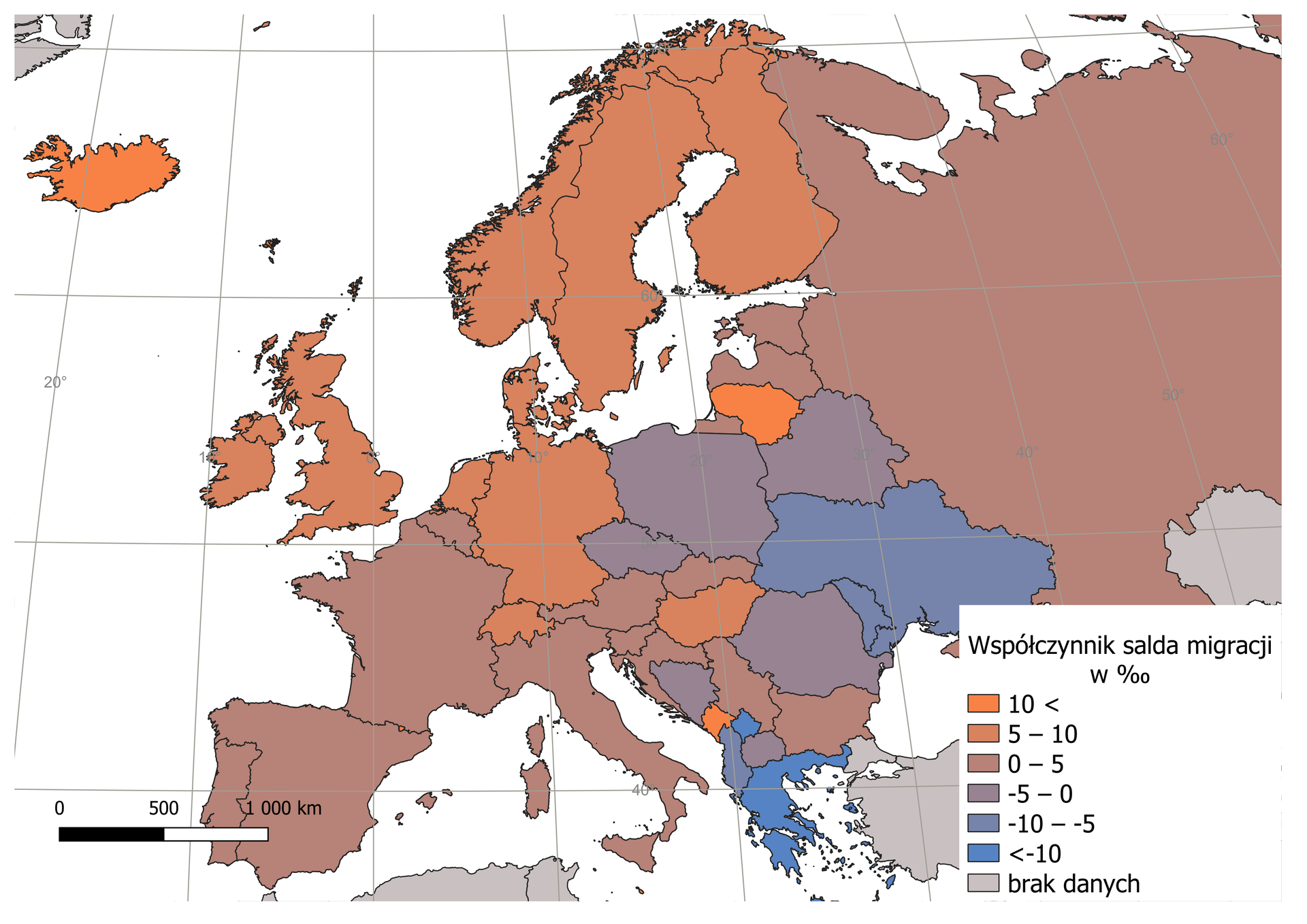 Ilustracja przedstawia mapę Europy. Na mapie zaznaczono różnymi kolorami państwa. Kolory odpowiadają wielkości liczby osób w danym kraju. Obok mapy jest legenda. Ma ona postać słupka, który wypełniony jest kolorami. Najniższą wartość oznaczono kolorem fioletowym, najwyższą czerwonym. Barwy przechodzą jedna w drugą wraz ze wzrostem wartości. Nad słupkiem znajduje się napis: Współczynnik salda migracji (‰). Według legendy na mapie zaznaczono na czerwono państwa o najwyższym saldzie migracji w Europie w 2021 roku, są to: Austria (7,4‰) Niemcy (6,6‰) i Szwajcaria (6,1‰). Jaśniejszym kolorem oznaczono Norwegię (5,3‰). Pomarańczową barwą oznaczono Irlandię (4,9‰), Belgię (4,2‰) i Szwecję (4‰). Odcieniami niebieskiego zaznaczono państwa osiągające od 1,1‰ do 0,1‰. Kolorem fioletowym oznaczono państwa które osiągały od 0,1‰ do -11,6‰. Państwa o najniższej wartości współczynnika przyrostu naturalnego to Litwa (-11,8‰). Na mapie znajduje się siatka kartograficzna, na której opisano wartości południków i równoleżników co 20 stopni. 