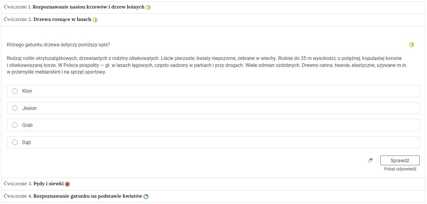 Grafika przedstawia przykładowe ćwiczenie jednokrotnego wyboru w harmonii. Na grafice znajduje się harmonia składająca się z czterech wierszy. Wewnątrz każdego z nich został umieszczony numer ćwiczenia wraz z nazwą działu, którego dotyczy. Na grafice znajdują się cztery ćwiczenia. Wiersz z ćwiczeniem drugim jest rozwinięty. Pod nim znajduje się szerokie okienko. W nim zawiera się ćwiczenie jednokrotnego wyboru. Składa się z polecenia, pod którym usytuowane są możliwe odpowiedzi. Są cztery. Przy każdym znajduje się kółko z czarnym obramowaniem i białym wypełnieniem. Jego zaznaczenie oznacza wybranie danej odpowiedzi jako prawidłowej. Na samym dole umieszczony jest prostokąt z czarnym obramowaniem i białym wypełnieniem. Wewnątrz niego znajduje się napis: Sprawdź. Pod przyciskiem umieszczony został natomiast napis: Pokaż odpowiedź. Dodatkowo z boku znajduje się ikonka gumki. Jej wciśnięcie spowoduje wymazanie dotychczasowo zaznaczonych odpowiedzi.
