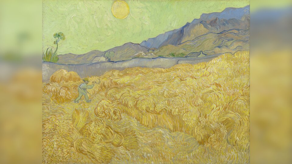 Obraz przedstawia pole ze zbożem i leżącymi snopami. W oddali idzie mężczyzna z sierpem w dłoni. W tle góry, bezchmurne niebo oraz słońce.