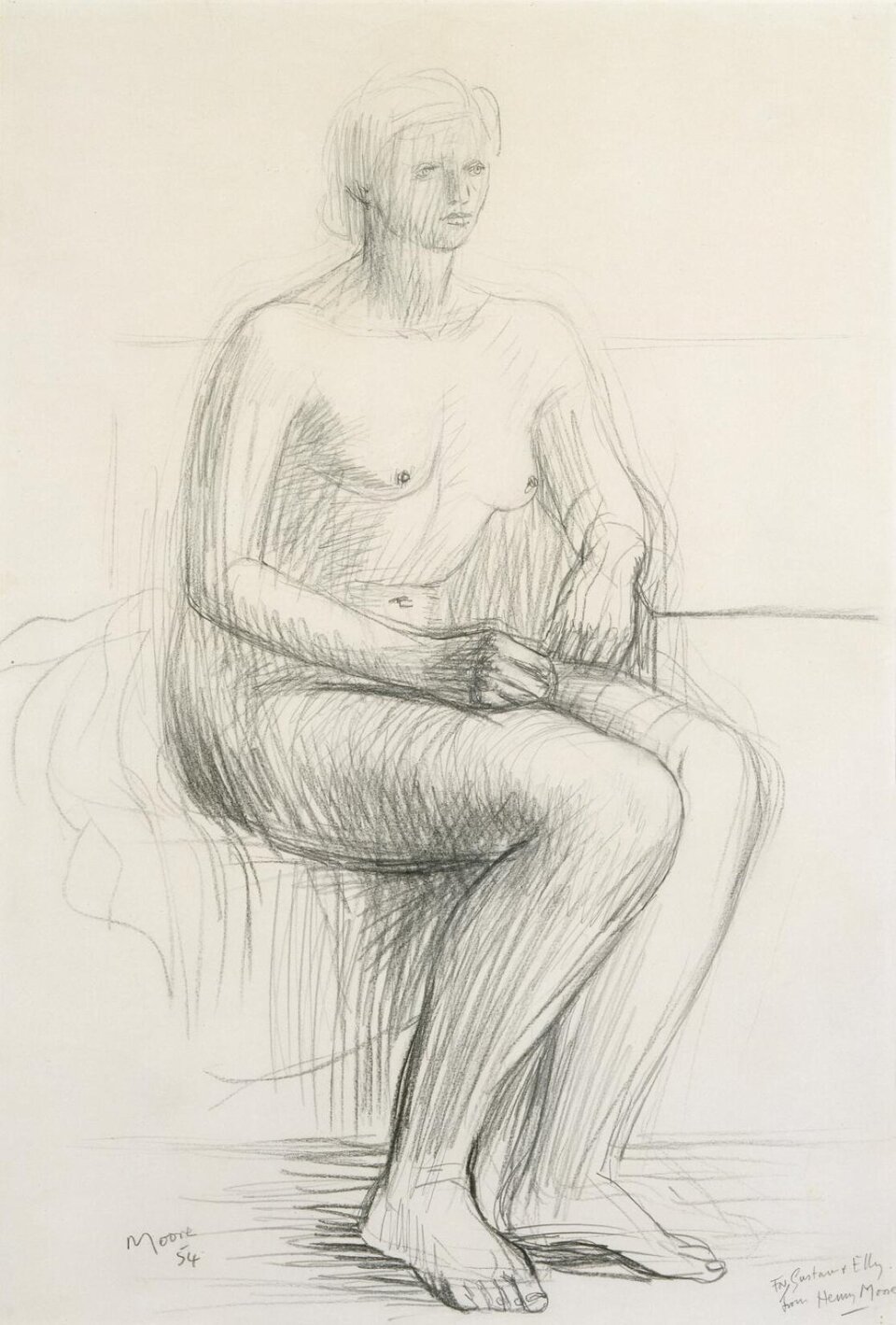 Ilustracja przedstawia pracę Henry'ego Moore'a pod tytułem „Siedząca postać”. Rysunek to portret młodej nagiej kobiety o średniej długości włosach zaczesanych do tyłu. Dziewczyna siedzi na sofie, dłonie trzyma na zaciśniętych udach.