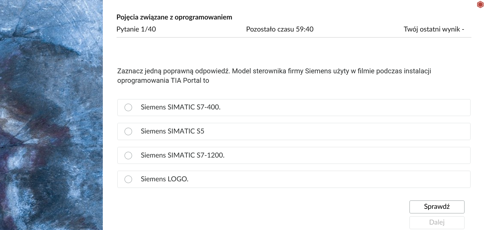 Grafika przedstawia przykładowe zadanie testowe. Ponad poleceniem widać numer pytania, czas, który pozostał na wypełnianie testu, oraz ostatni uzyskany wynik. Pod poleceniem znajdują się możliwe odpowiedzi. W prawym dolnym rogu panelu z zadaniem znajdują się dwa przyciski: Sprawdź oraz Dalej.