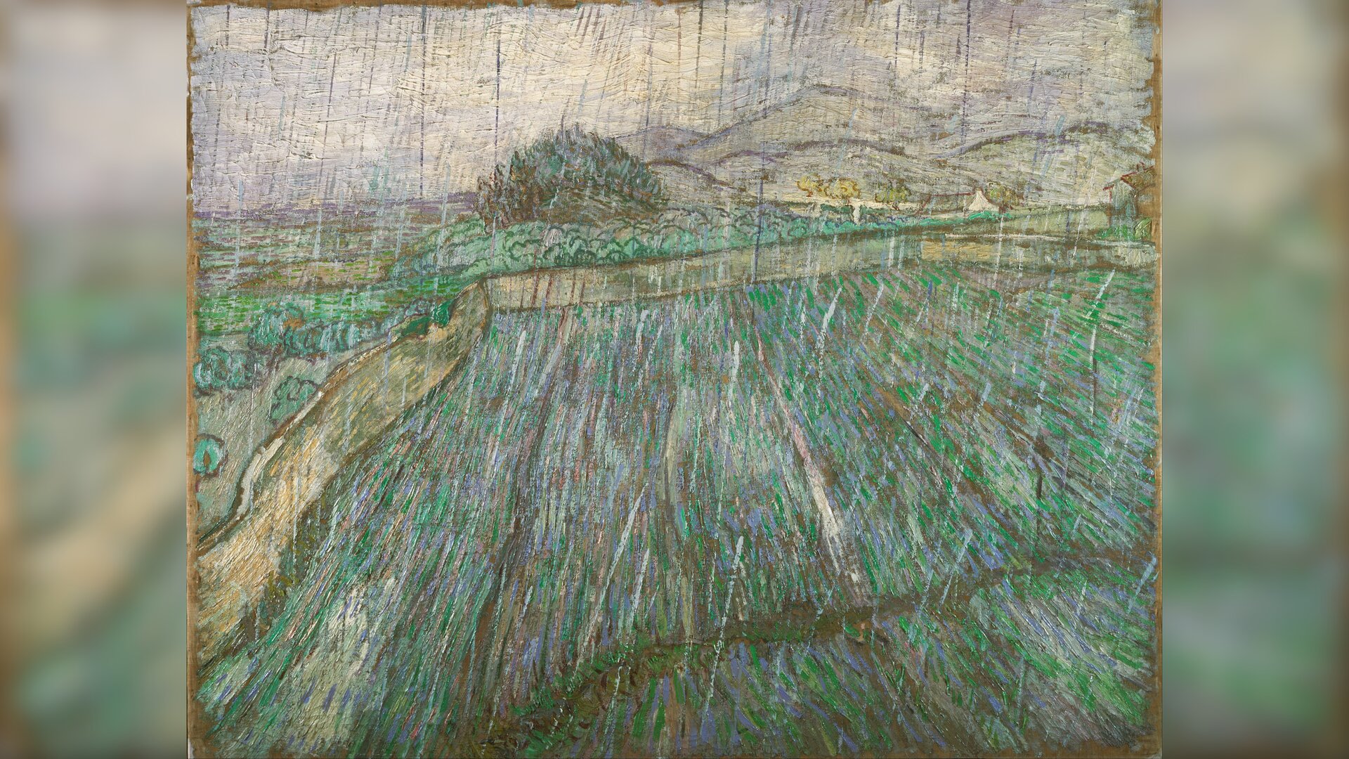 Obraz przedstawia impresjonistyczny pejzaż. Na pierwszym planie znajduje się łąka, w oddali pagórki, drzewa. Niebo zasnute jest padającym deszczem.