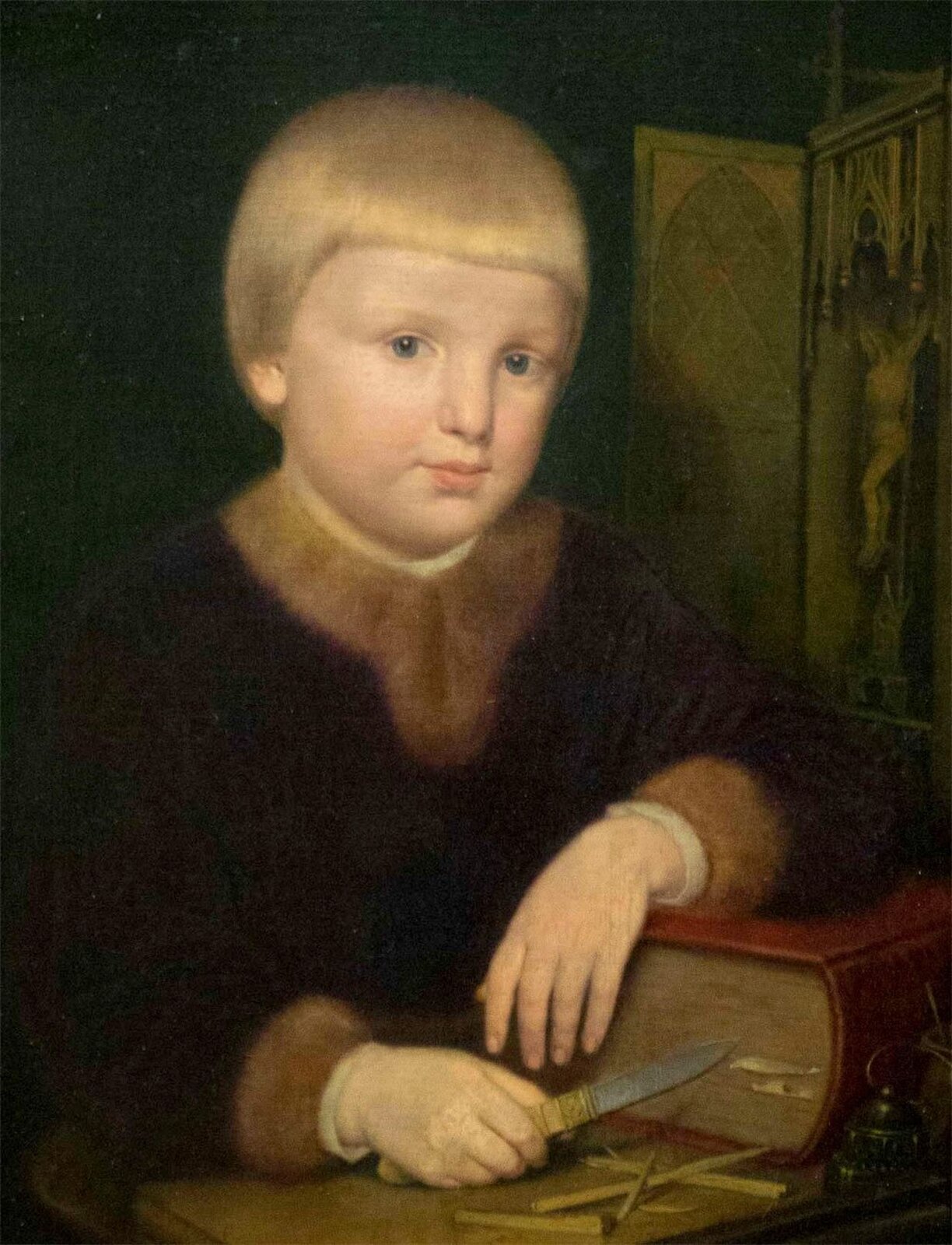 Obraz przedstawia kilkuletniego chłopczyka, siedzącego przy stole. Trzyma w prawym ręku scyzoryk, którym strugał patyczki. Lewy łokieć oparł o leżącą na stole grubą księgę o czerwonych okładkach. Chłopczyk ma blond włosy, pucołowatą, bladą twarz, niebieskie oczy i różowe usta. Grzywka nad czołem jest równo przycięta, a włosy gładko uczesane. Jest ubrany w czarny kaftan z futrzanymi lamówkami przy szyi i rękawach. W tle figurka wiszącego na krzyżu Chrystusa.