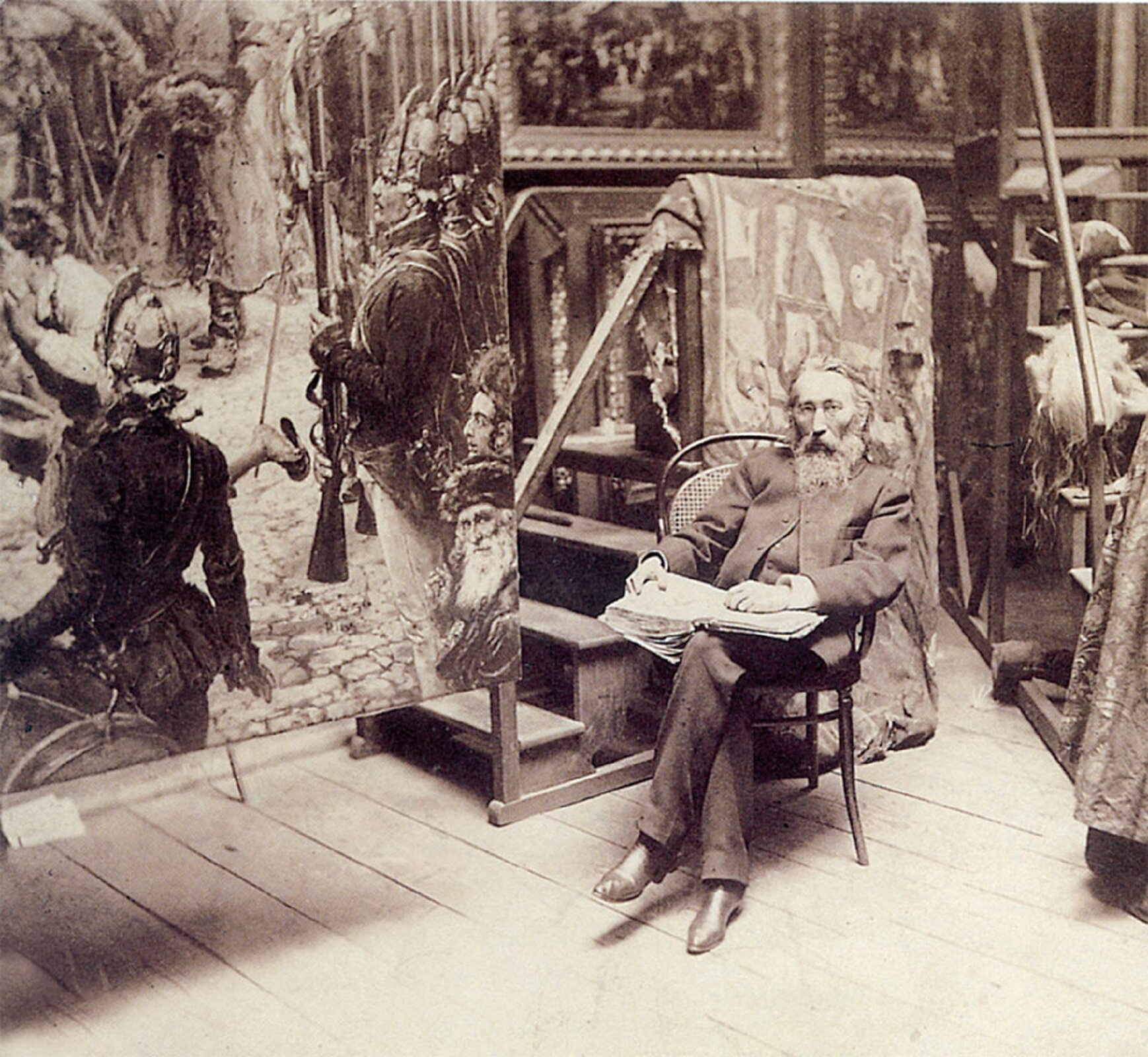 Ilustracja przedstawia wnętrze pracowni malarskiej Jana Matejki. W centrum wykonanego w sepii zdjęcia, ukazany jest siedzący na drewnianym krześle artysta z otwartą na kolanach księgą. Jest to starszy, siwiejący mężczyzna z brodą w ciemnym garniturze i ciemnych butach. Za malarzem stoją drewniane schodki z przewieszoną przez obręcz wzorzystą tkaniną. Po lewej stronie kadru znajduje się fragment obrazu z postaciami. Na ścianach pracowni wiszą inne dzieła w zdobnych ramach.