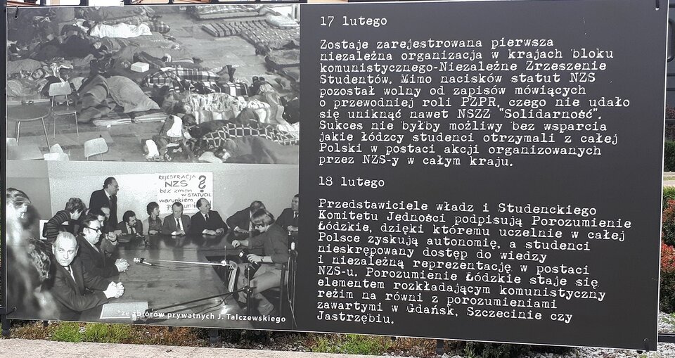 Ilustracja przedstawia tablicę na której po lewej stronie widnieją dwa zdjęcia, na pierwszym od góry widać leżących na materacach położonych na podłodze ludzi, przykrytych kocami. Na zdjęciu poniżej wokół długiego stołu, siedzą mężczyźni w garniturach. Po prawej stronie tablicy dwa akapity z następującą treścią: 17 lutego Zostaje zarejestrowana pierwsza niezależna organizacja w krajach bloku komunistycznego -  Niezależne Zrzeszenie Studentów. Mimo nacisków statut NZS pozostał wolny od zapisów mówiących o przewodniej roli PZPR, czego nie udało się uniknąć nawet NSZZ "Solidarność". Sukces nie byłby możliwy bez wsparcia jakie łódzcy studenci otrzymali z całej Polski w postaci akcji organizowanych przez NZS‑y w całym kraju. 18 lutego Przedstawiciele władz i Studenckiego Komitetu Jedności podpisują Porozumienie Łódzkie, dzięki któremu uczelnie w całej Polsce zyskują autonomię, a studenci nieskrępowany dostęp do wiedzy i niezależną reprezentację w postaci NZS‑u. Porozumienie Łódzkie staje się elementem rozkładającym komunistyczny reżim na równi z porozumieniami zawartymi w Gdańsku, Szczecinie czy Jastrzębiu. 