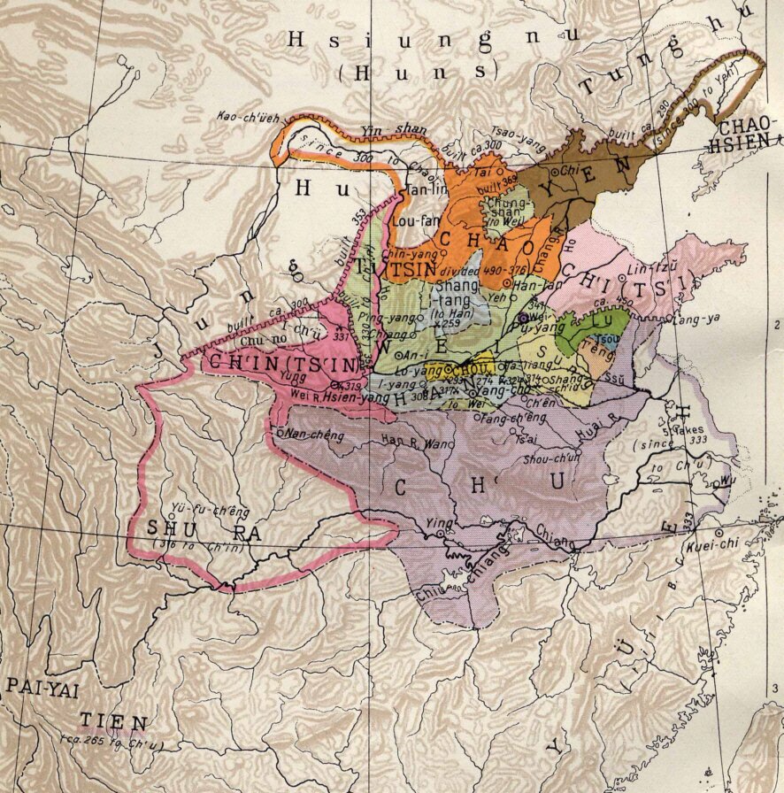 Mapa ukazująca „Walczące Królestwa”. Kolorem różowym oznaczono księstwo Qin, którego władcy ostatecznie zjednoczyli państwo chińskie.