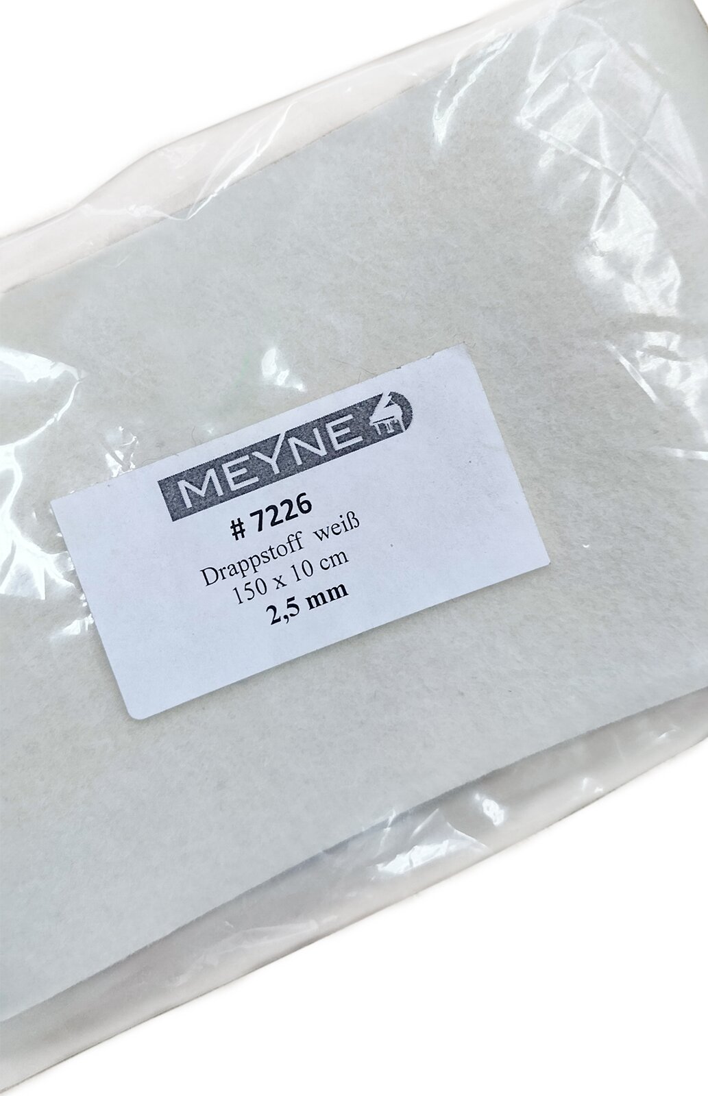 Zdjęcie przedstawia filc tkany. Widoczny jest płat białego filcu w torebce foliowej z białą etykietą z czarnymi napisami.