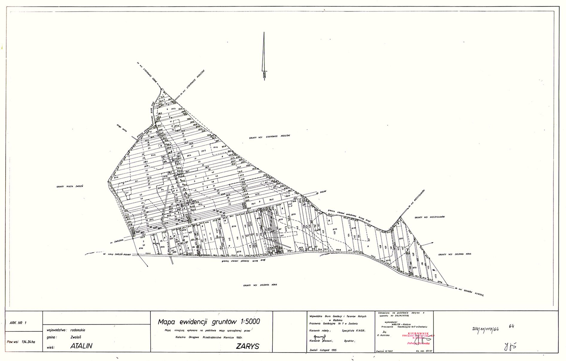 Na zdjęciu widzimy zarys pomiarowy działek znajdujących się na terenie danego samorządu wraz z danymi samorządu, informacją o skali w jakiej dostała wykonana mapa ewidencji gruntów, danymi podmiotu i osób przeprowadzających wykonanie zarysu pomiarowego oraz jego daty.