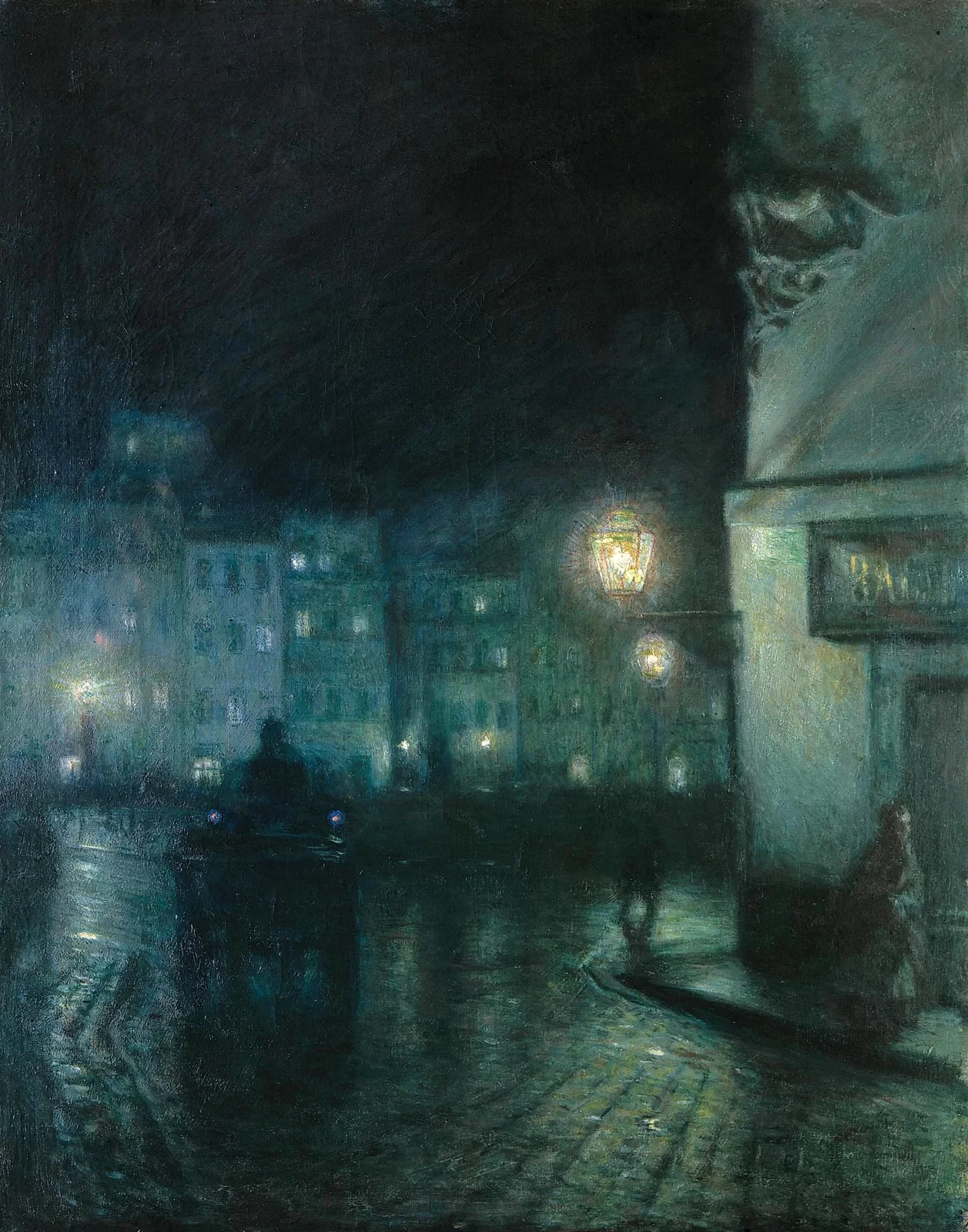 Obraz przedstawia nocny, miejski pejzaż. Jest to rynek. Na pierwszym planie znajduje się brukowana ulica. Przejeżdża tu dorożka. Po prawej stronie ukazany jest fragment budynku. Nad wejściem wsi szyld. Obok drzwi stoi dojrzała kobieta. Do ściany budynku umocowano lampę gazową. Jest zapalona. W głębi stoją w rzędzie wąskie kamienice. W nielicznych oknach ukazany jest blask lamp. W tle bezgwiezdne niebo.
