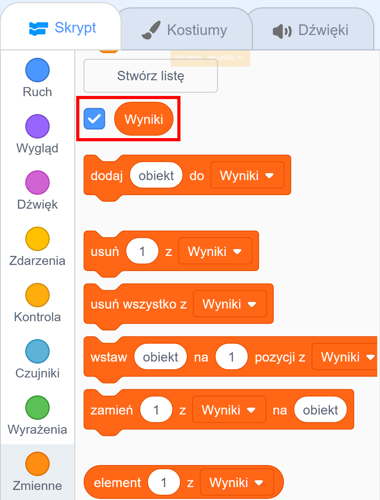 Zrzut ekranu pokazuje obszar do zmiany widoczności listy na scenie aplikacji Scratch. Widoczne są zmienne oraz kilka bloków skryptu. Poniżej nich znajduje się przycisk Stwórz listę, a pod nim znajdują się utworzone listy. Jedną z nich jest lista Wyniki wyróżniona czerwoną ramką. Po lewej stronie listy znajduje się pole wyboru umożliwiające pokazanie lub ukrycie wizualnej reprezentacji listy na scenie programu.