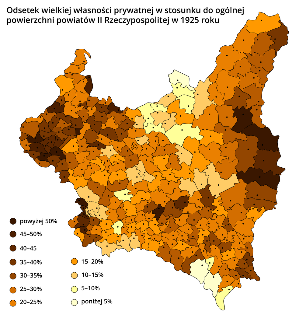 Mapa przedstawia odsetek wielkiej własności prywatnej w stosunku do ogólnej powierzchni powiatów drugiej rzeczypospolitej w 1925 roku. Powyżej 40% wystąpiło na środkowym wschodzie oraz zachodzie ówczesnej Polski. Od 30 do 40% wystąpiło na tych samych terenach oraz na południowym wschodzie. Od 15 do 30% wystąpiło w praktycznie całym kraju. Od 10 do 15% wystąpiło na południowym zachodzie, środku kraju i północy. Od 5 do 10% wystąpiło w północy i południu kraju. Poniżej 5% wystąpiło na południu kraju.