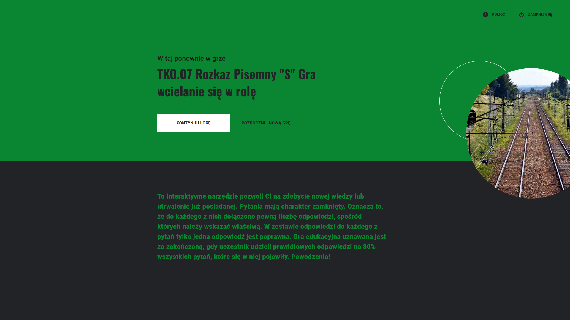 Ilustracja przedstawia stronę startową dla gry. Na zielonym tle znajduję się tytuł gry Rozkaz pisemny S Gra wcielanie się w rolę. Poniżej na czarnym tle jest instrukcja gry. Przy prawej krawędzi widoczne zdjęcie torów. W górnym prawym rogu widać przyciski pomoc oraz zamknij grę.