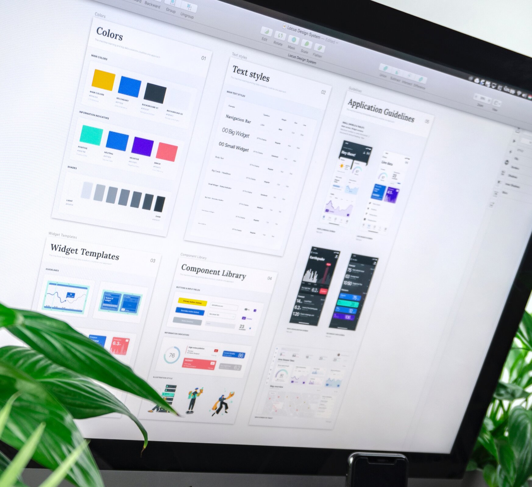 Zdjęcie przedstawia monitor komputera pod skosem, na którym widoczne są różnego rodzaju kolorowe i białe pola.
