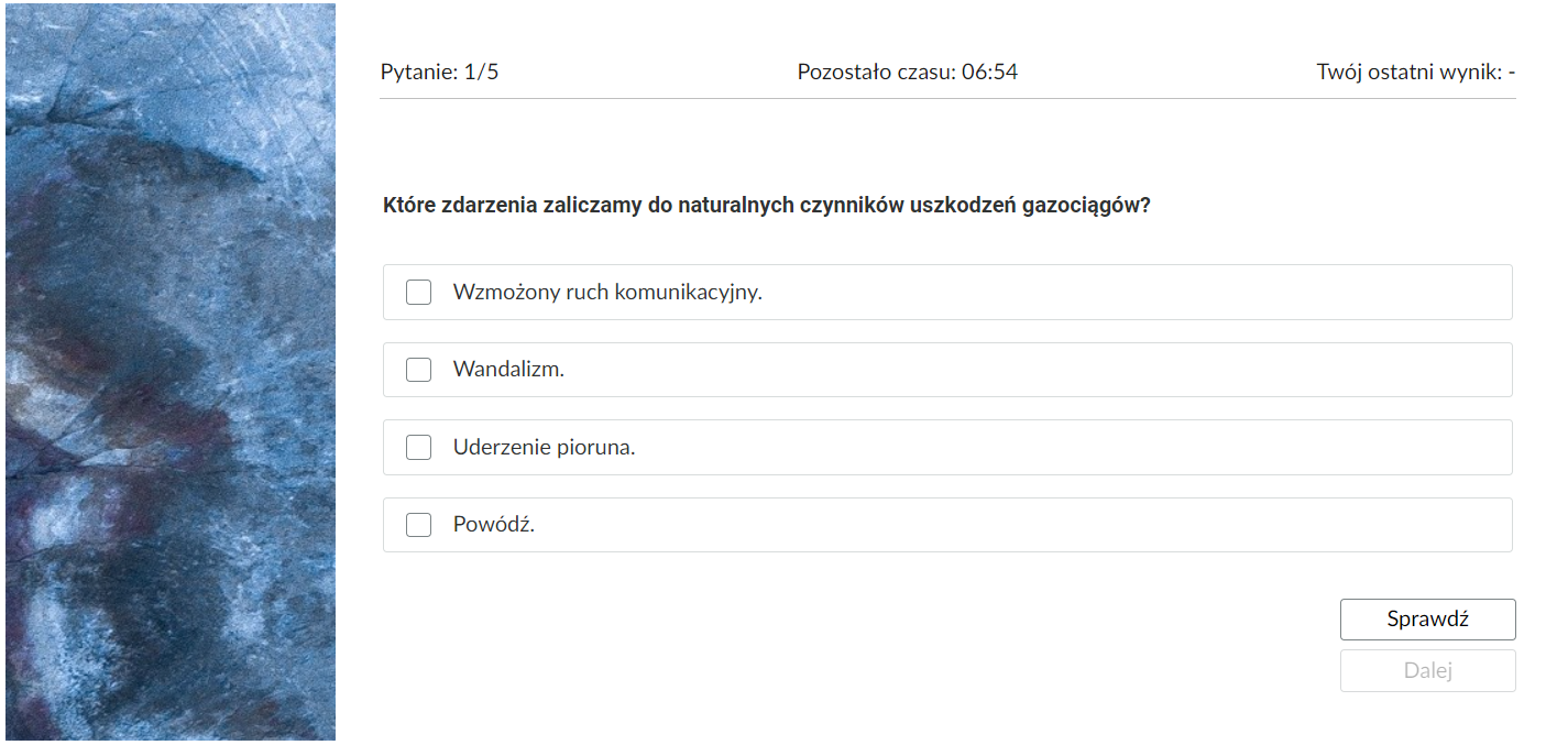 Grafika przedstawia przykładowy ekran pytania testowego. W górnej części ekranu widoczny jest tytuł testu, numer pytania, pozostały czas oraz twój ostatni wynik. Poniżej jest treść zadania z odpowiedziami do wyboru. Poniżej przyciski "Sprawdź" oraz "Dalej".