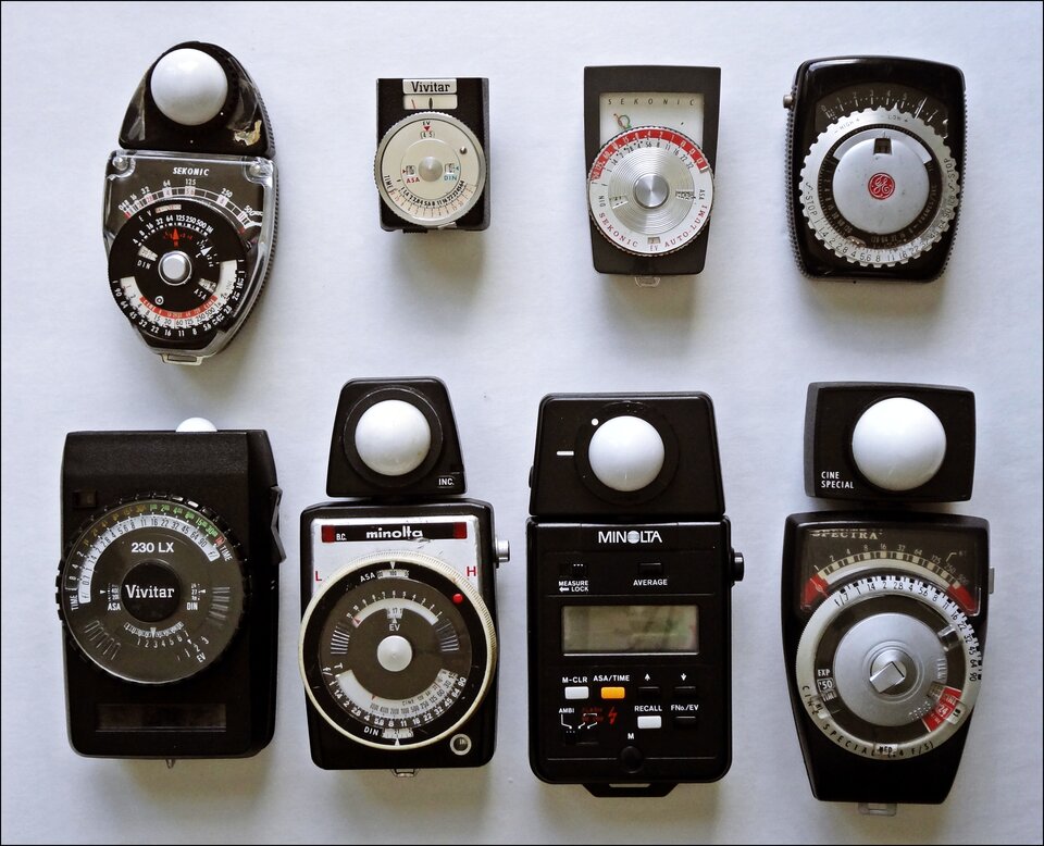 Zdjęcie przedstawia osiem różnych mierników temperatury barwowej. To nieduże urządzenia ze skalą lub elektronicznym wyświetlaczem.