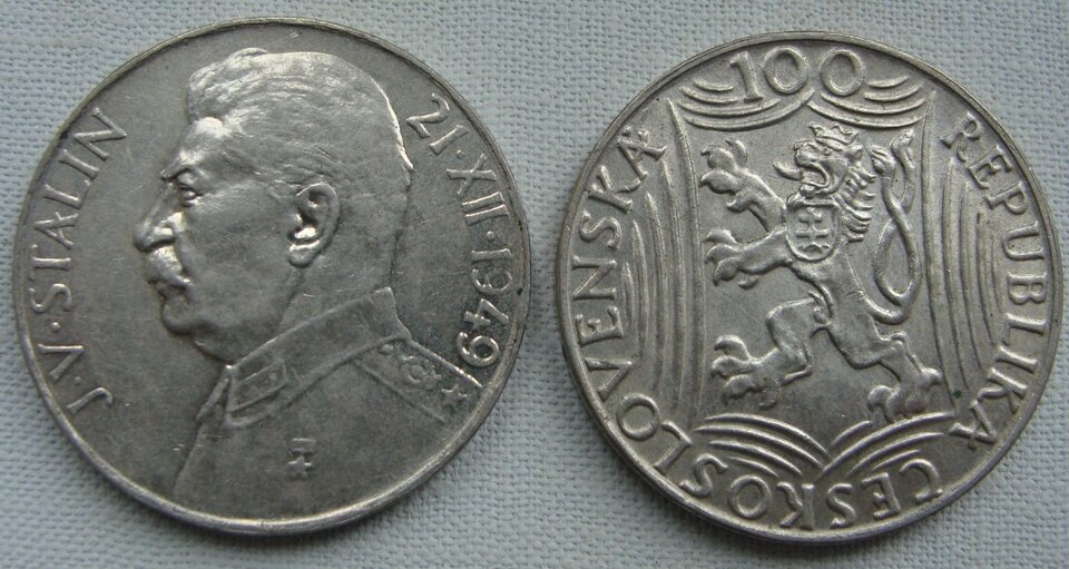 Fotografia przedstawia monetę. Na awersie widać mężczyznę w mundurze z wąsami, wokół niego napis J.V. Stalin oraz data: 21 grudzień 1949 roku. Na rewersie znajduje się lew w koronie stojący na dwóch tylnych łapach, a wokół niego napis Republika Ceskoslovenska i liczba sto.