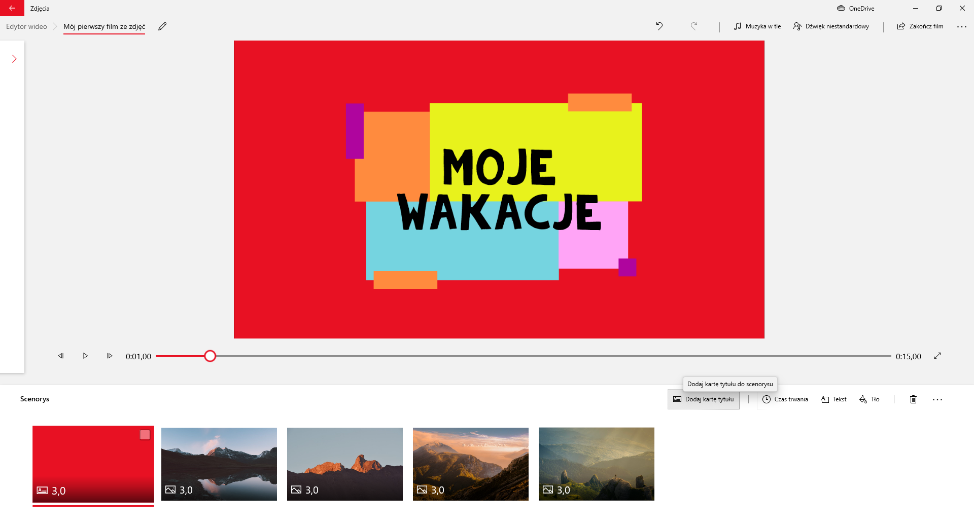 Na zrzucie ekranu przedstawiono sposób dodania karty tytułu do filmu w aplikacji Edytor Wideo. W górnej części znajduje się ścieżka z wybranymi zakładkami: edytor wideo, mój pierwszy film ze zdjęć. Za nią widoczny jest przycisk z rysunkiem ołówka. Po prawej stronie aplikacji widoczne są przyciski: strzałka z grotem skierowanym w lewo, strzałka z grotem skierowanym w prawo, muzyka w tle, dźwięk niestandardowy, zakończ film i trzy kropki rozwijające więcej opcji.Poniżej widoczne jest okno edycji filmu. Główną cześć okna stanowi prostokątny obszar na którym wyświetlany jest film. Przykładowo jest to grafika tytułowa. Na grafice widoczne są kolorowe prostokąty na których znajduje się napis: moje wakacje. Pod obszarem filmowym umieszczony jest suwak pokazujący czas trwania. Na suwaku jest okrągły znaczki czasu. Znacznik jest umieszczony na początku filmu.Po lewej stronie suwaka znajduje się przycisk z narysowanym grotem strzałki skierowanym w lewo, przycisk play, przycisk z narysowanym grotem zwróconym w prawo oraz informacja o czasie trwania filmu. Z prawej strony suwaka widoczna jest informacja z czasem trwania filmu praz przycisk przedstawiający prostą na końcu której znajdują się groty strzałek. Groty są skierowane na zewnątrz.Pod suwakiem znajduje się sekcja: scenorys. W sekcji scenorysu widocznych jest pięć miniatur. Pierwsza przedstawia kartę tytułową. Kolejne cztery pokazują tereny górskie. W lewym dolnym rogu obrazów znajdują się cyfry. Na wszystkich obrazach znajduje się cyfra trzy.W prawym górnym roku sekcji scenorysu umieszczone są przyciski: dodaj kartę tytułu, czas trwania, tekst, tło, kosz, oraz trzy kropki po naciśnięciu których pojawia się więcej opcji. Przycisk dodaj kartę tytułu jest wciśnięty.