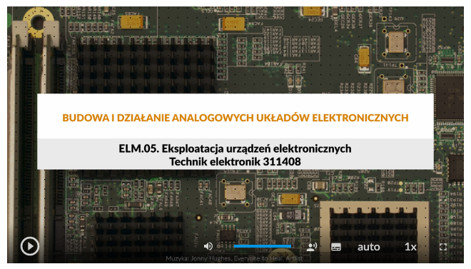 Ilustracja przedstawia ekran startowy filmu. Na środku ekranu znajduje się prostokątna plansza z tytułem filmu: Budowa i działanie analogowych układów elektronicznych. Poniżej określona jest kwalifikacja zawodowa. W tle znajduje się zdjęcie startowe filmu. Na dole znajduje się pasek odtwarzania. 