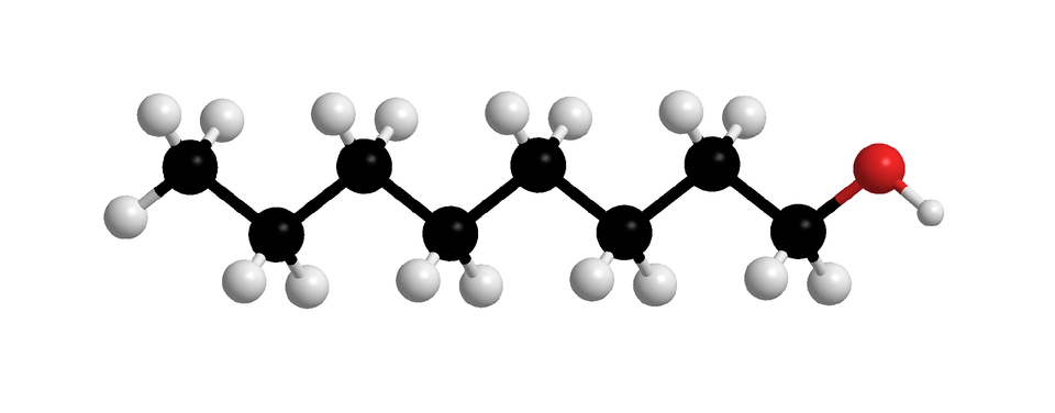 Ilustracja przedstawia model kulkowy cząsteczki oktan–jeden–olu. Czarna kulka to węgiel, biała to wodór, czerwona to tlen. Cząsteczka składa się z jednego atomu węgla, połączonego z trzema atomami wodoru, i kolejno z siedmioma atomami węgla, łączącymi się z dwoma atomami wodoru, połączonymi szeregowo. Ostatni z nich poza dwoma atomami wodoru ma przyłączony jeden atom tlenu. Atom tlenu z kolei wiąże się z atomem wodoru tworzą grupę hydroksylową. Atomy węgla tworzą zygzak.