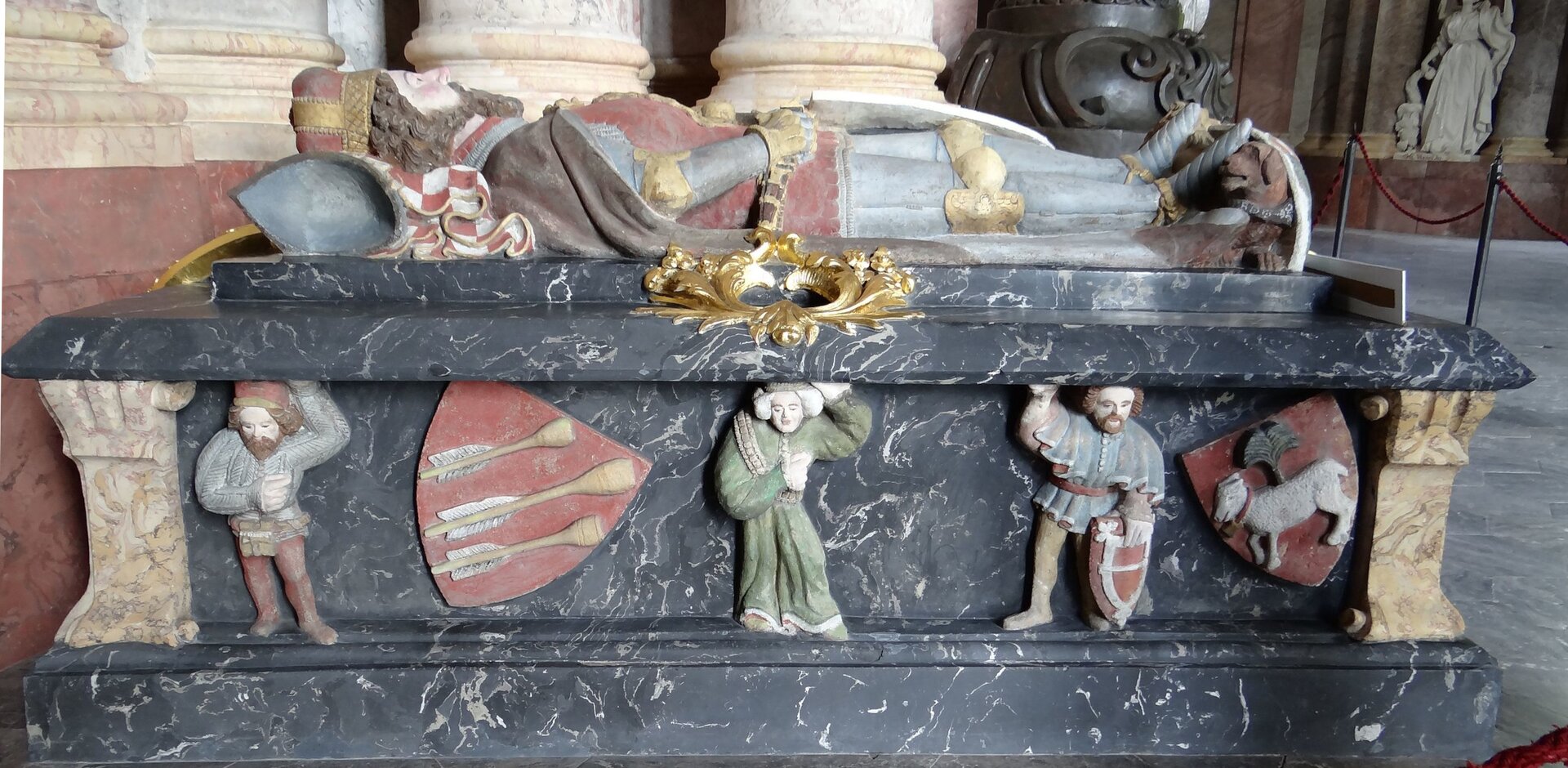 Na ilustracji przedstawiony został nagrobek księcia Bolka II Małego. Jest to odrys rzeźby nagrobnej, umieszczonej na płycie nagrobnej. Przedstawia postać księcia naturalnej wielkości w pozycji leżącej. Ubrany w pełną zbroję rycerską. Ma u prawego boku miecz, a w lewym ręku trzyma tarczę z herbem książęcym przedstawiającym piastowskiego orła. Książę ma na głowie mitrę książęcą. U jego stóp widać postać niewielkiego psa, który patrzy w stronę twarzy mężczyzny.