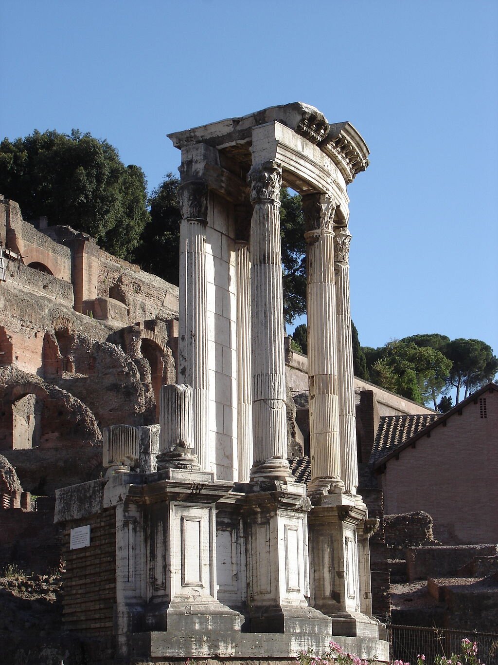 Na zdjęciu znajdują się ruiny świątyni Westy. Najlepiej zachowanym fragmentem budowli wybudowanej na wzgórzu jest kilka stojących kolumn. 