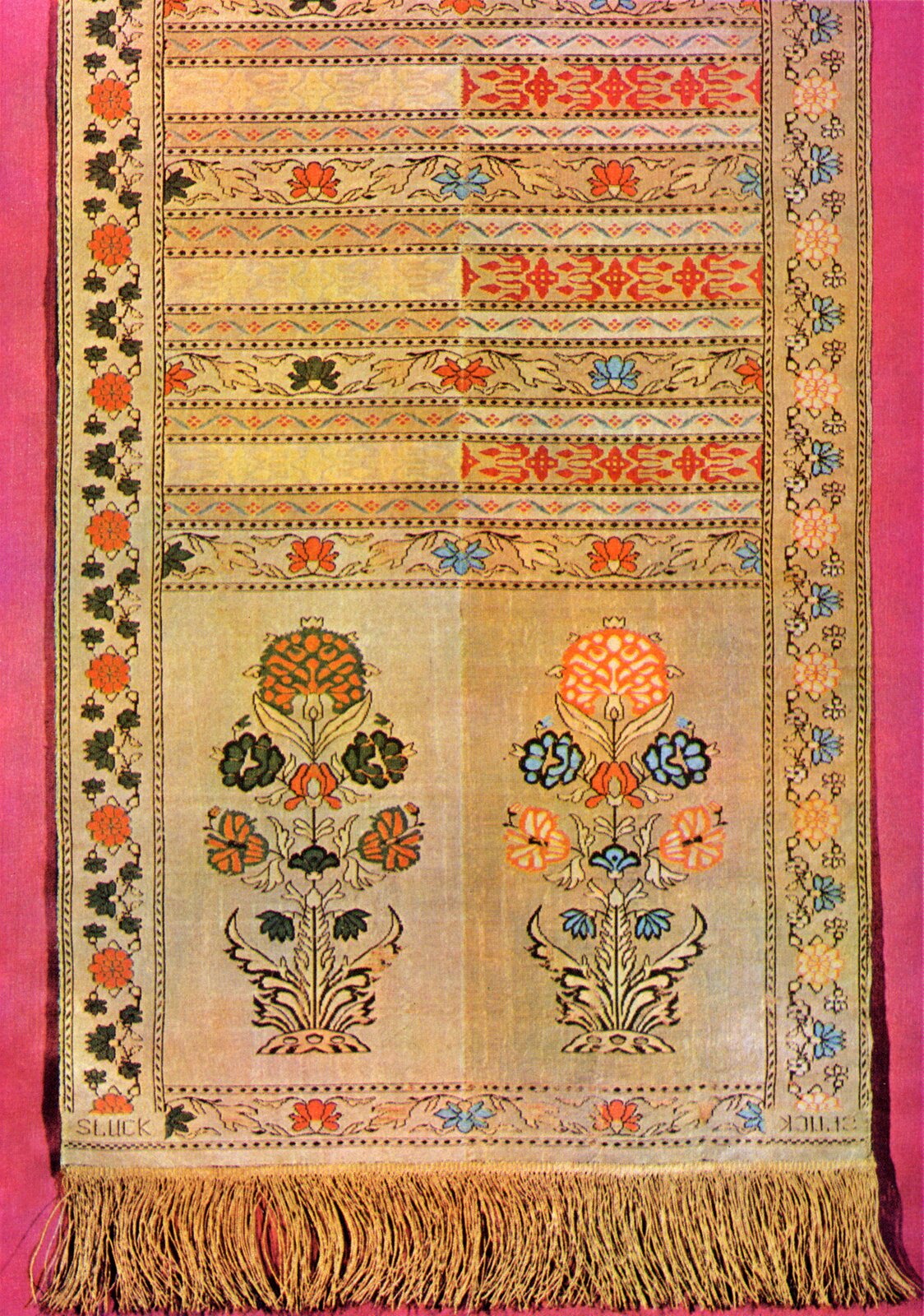 Kliknij, aby powiększyć Zdjęcie przedstawia wytwór manufaktury sukienniczej w Słucku w postaci tkanego pasa kontuszowego o wzorach rodzimych. Układają się one w pasy florystyczne z centralnie położonym motywem krzaczkowym. Koniec pasa ozdabiają frędzle ze złotych nici.