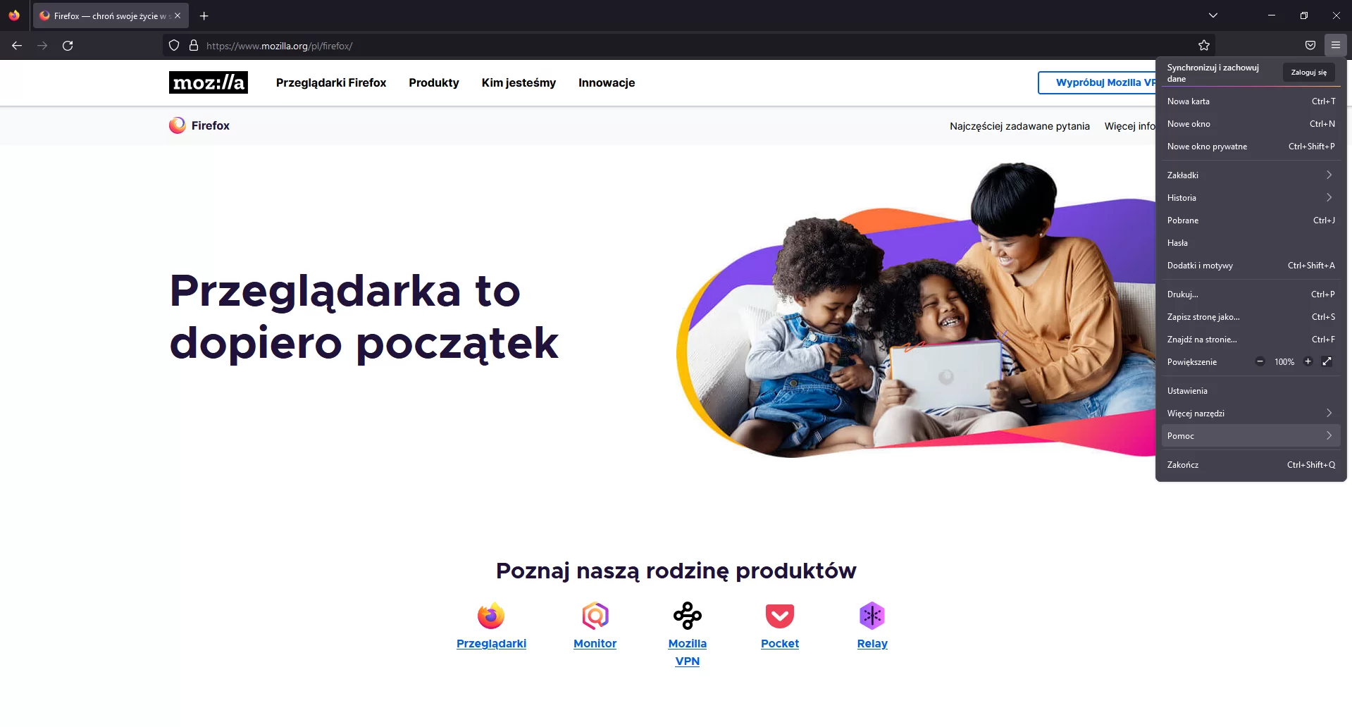 Zrzut okna strony przeglądarki Mozilla Firefox z rozwiniętym menu.  U góry widoczna jest jedna karta "Firefox - chroń swoje życie...". Poniżej znajduje się pasek adresowy z otwartą stroną mozilla.org. U góry w głównej części znajduje się pasek z zakładkami "moz://a", "Przeglądarki Firefox", "Produkty", "Kim jesteśmy", "Innowacje", "Wypróbuj Mozilla VPN". Na środku w głównej części widnieje informacja "Przeglądarka to dopiero początek" oraz "Poznaj naszą rodzinę produktów" - "Przeglądarki", "Monitory", "Mozilla VPN", "Pocket", Relay". Ilustracja obok przedstawia trzy osoby siedzące na kanapie - dwójkę dzieci oraz kobietę. Dziewczynka na środku trzyma w rękach tablet i się śmieje. Po lewej siedzi młodsza dziewczynka ubrana w jeansowe ogrodniczki. Po prawej siedzi kobieta ubrana w koszulkę i jeansy. Uśmiecha się do dziewczynki na środku. Po prawej znajduje się rozwinięte menu z opcjami "Synchronizuj i zachowuj dane", "Zaloguj się", "Nowa karta", "Nowe okno", "Nowe okno prywatne", "Zakładki", "Historia", "Pobrane", "Hasła", "Dodatki i motywy", "Drukuj", "Zapisz stronę jako...", "Znajdź na stronie...", "Powiększenie", "Ustawienia", "Więcej narzędzi", "Pomoc", "Zakończ". Wybrana jest opcja "Pomoc".