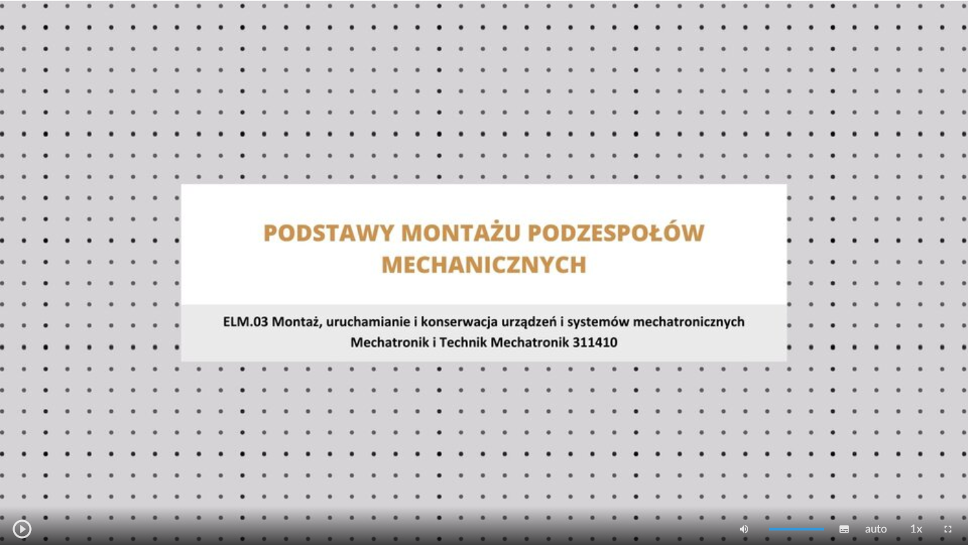 Ilustracja przedstawia ekran startowy filmu. Na środku ekranu znajduje się prostokątna plansza z tytułem filmu: Podstawy montażu podzespołów mechanicznych. Poniżej określona jest kwalifikacja zawodowa. Na dole znajduje się pasek odtwarzania składający się z elementów omówionych poniżej.