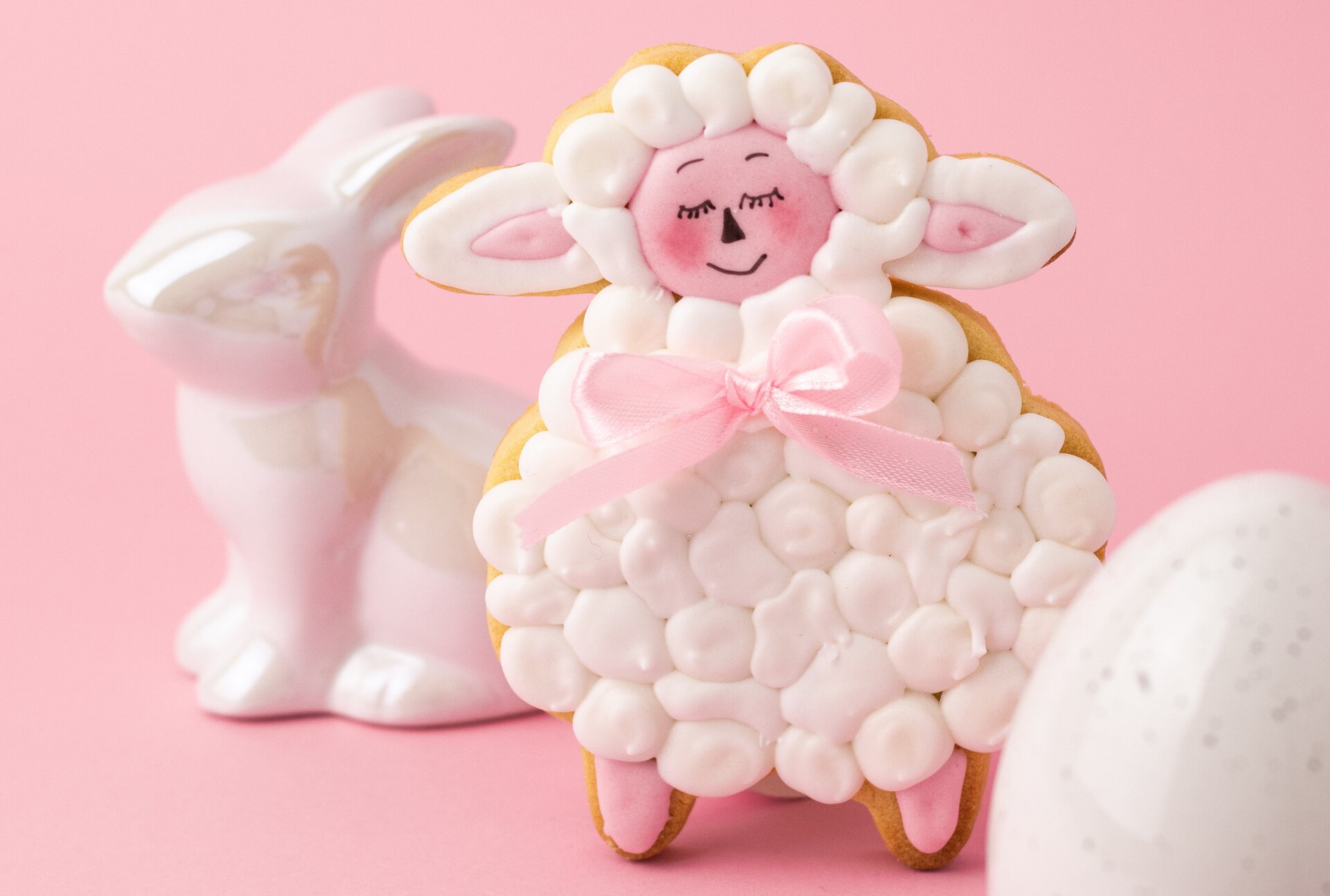 Ilustracja przedstawia baranka wielkanocnego.