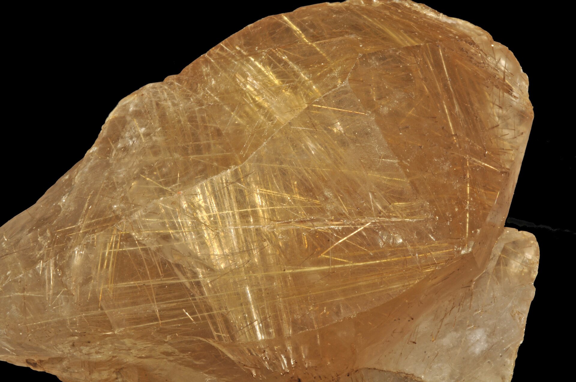 Na ilustracji znajduje się rutyl w krysztale cytrynu. Rutyl występuje w postaci cienkich igieł.