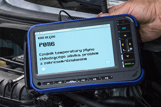Na ekranie przedstawiono kod usterki. Wyświetla się on na ekranie urządzenia, po którego prawej stronie znajdują się przyciski. Na wyświetlaczu u góry jest napis kod błędu pe zero jeden jeden sześć, a poniżej jego opis, czyli czujnik temperatury płynu chłodzącego silnika, problem z zakresem lub działaniem.